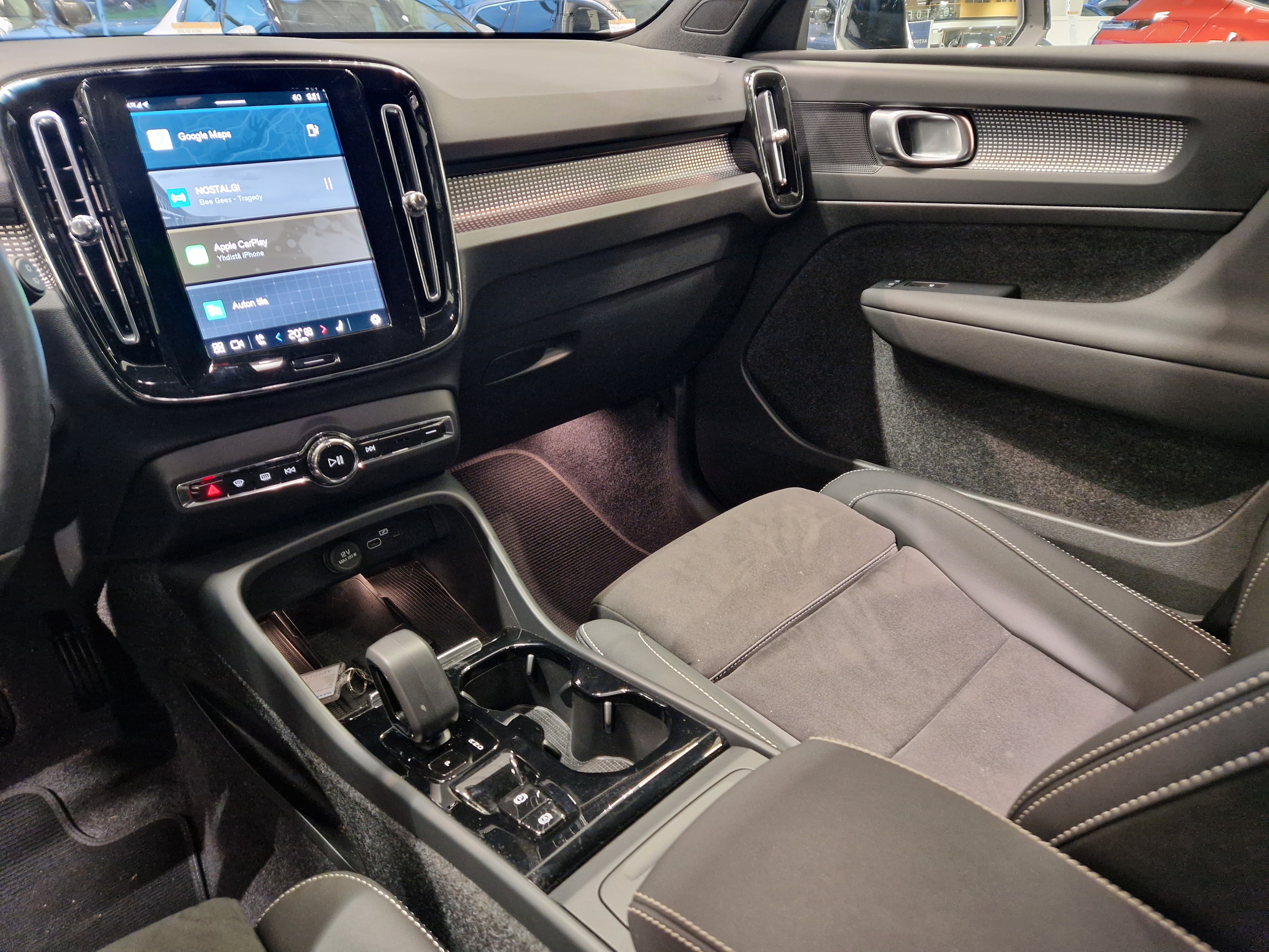 VOLVO XC40 2025