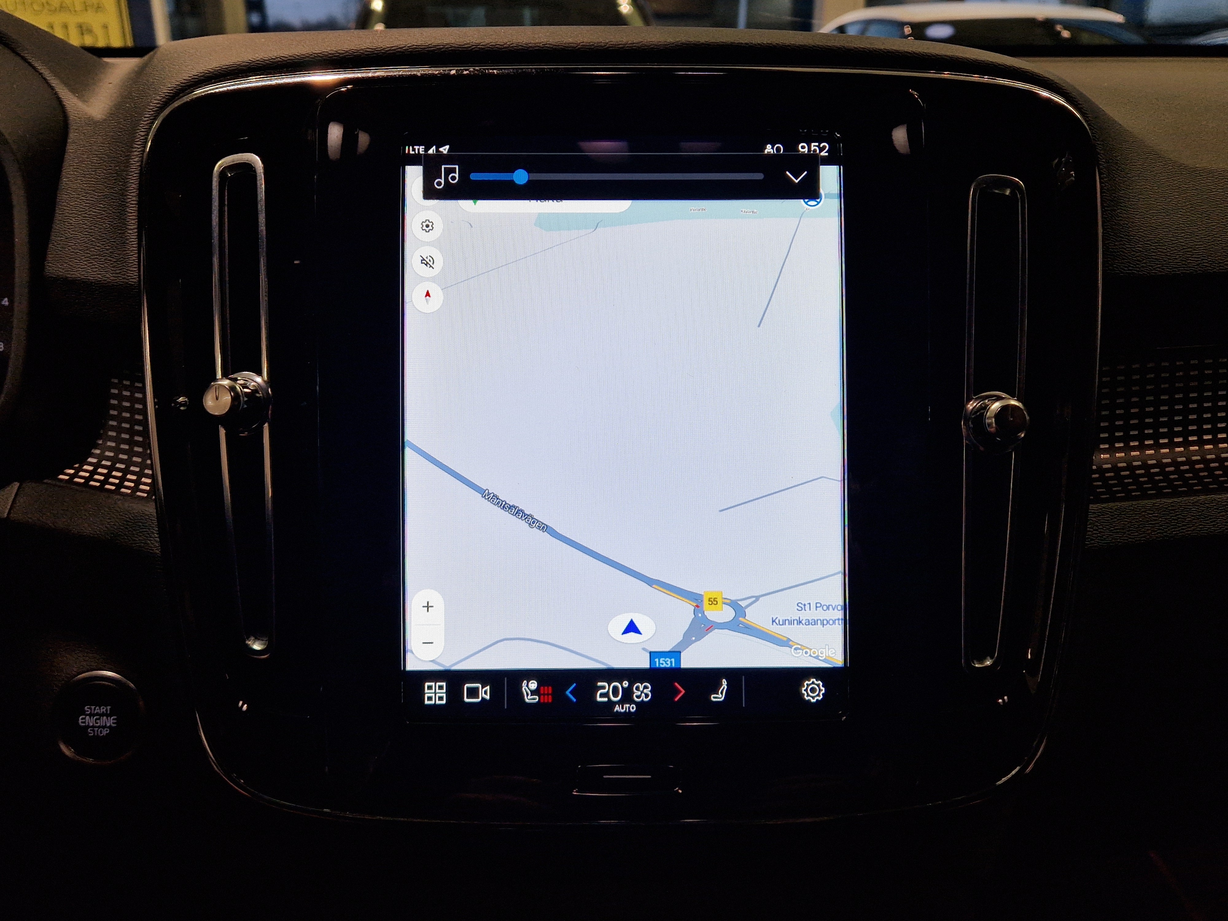 VOLVO XC40 2025