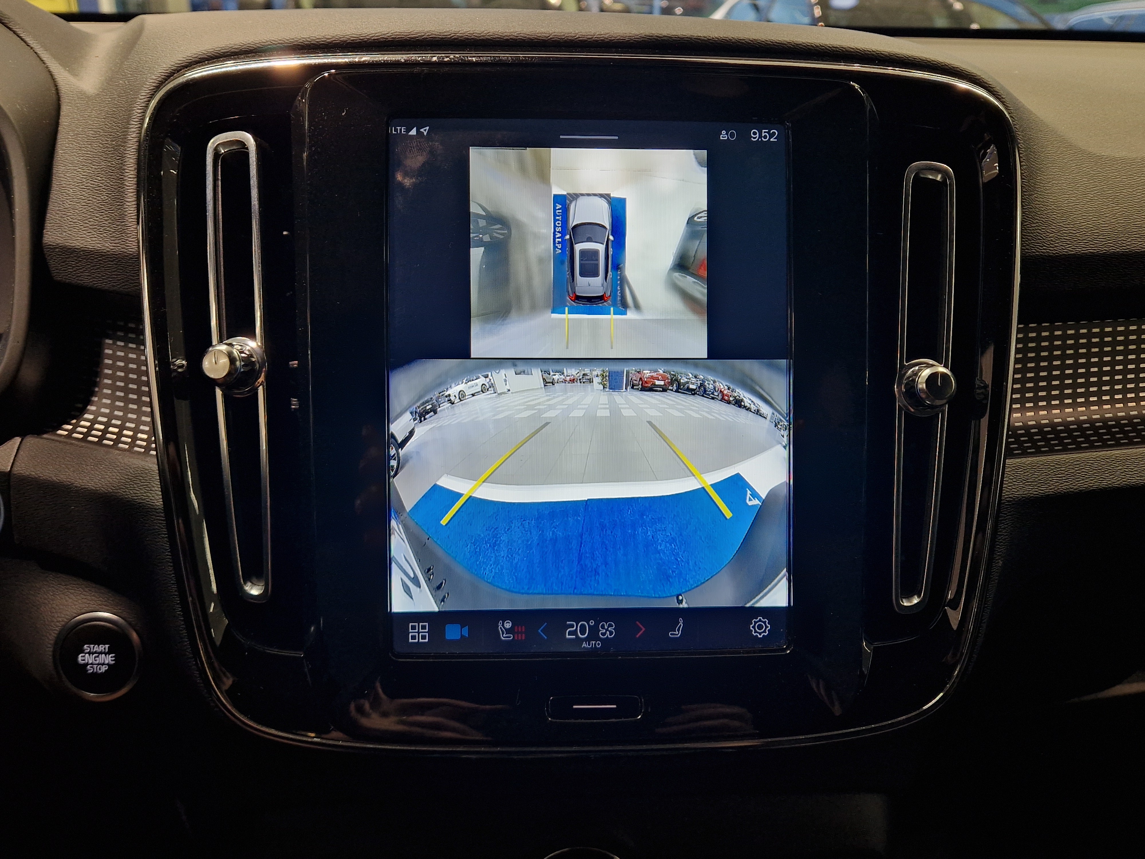 VOLVO XC40 2025