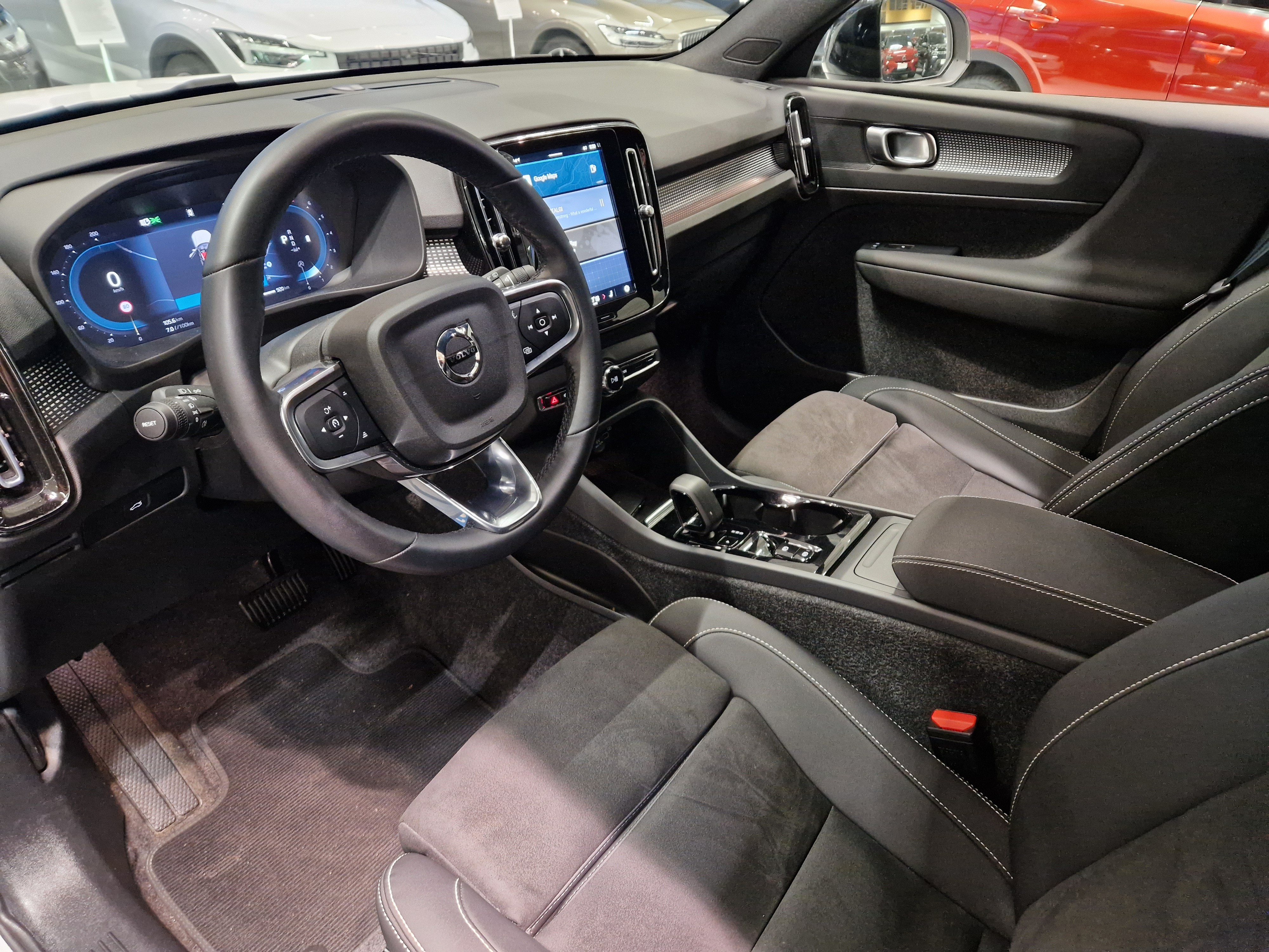 VOLVO XC40 2025