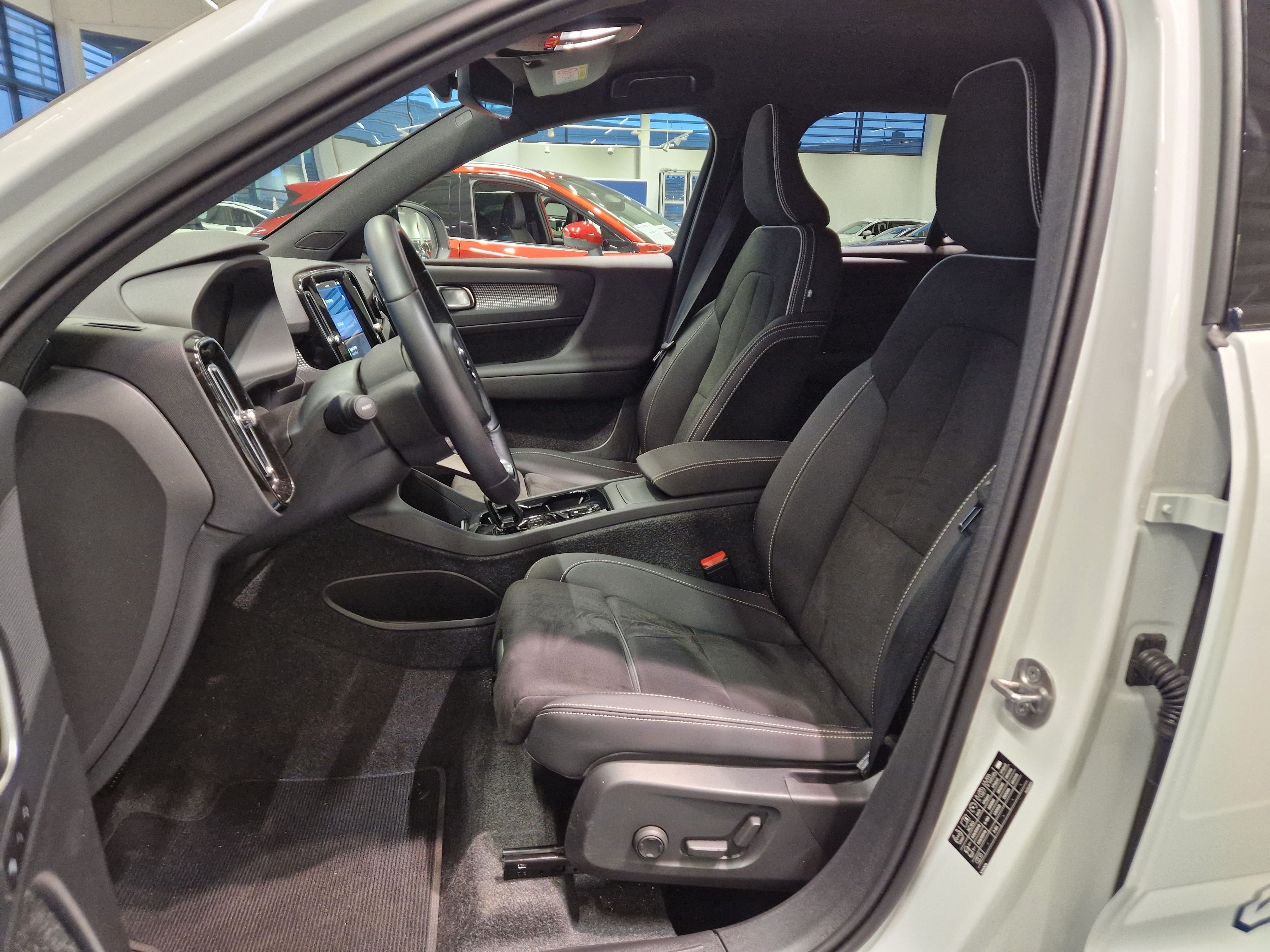 VOLVO XC40 2025