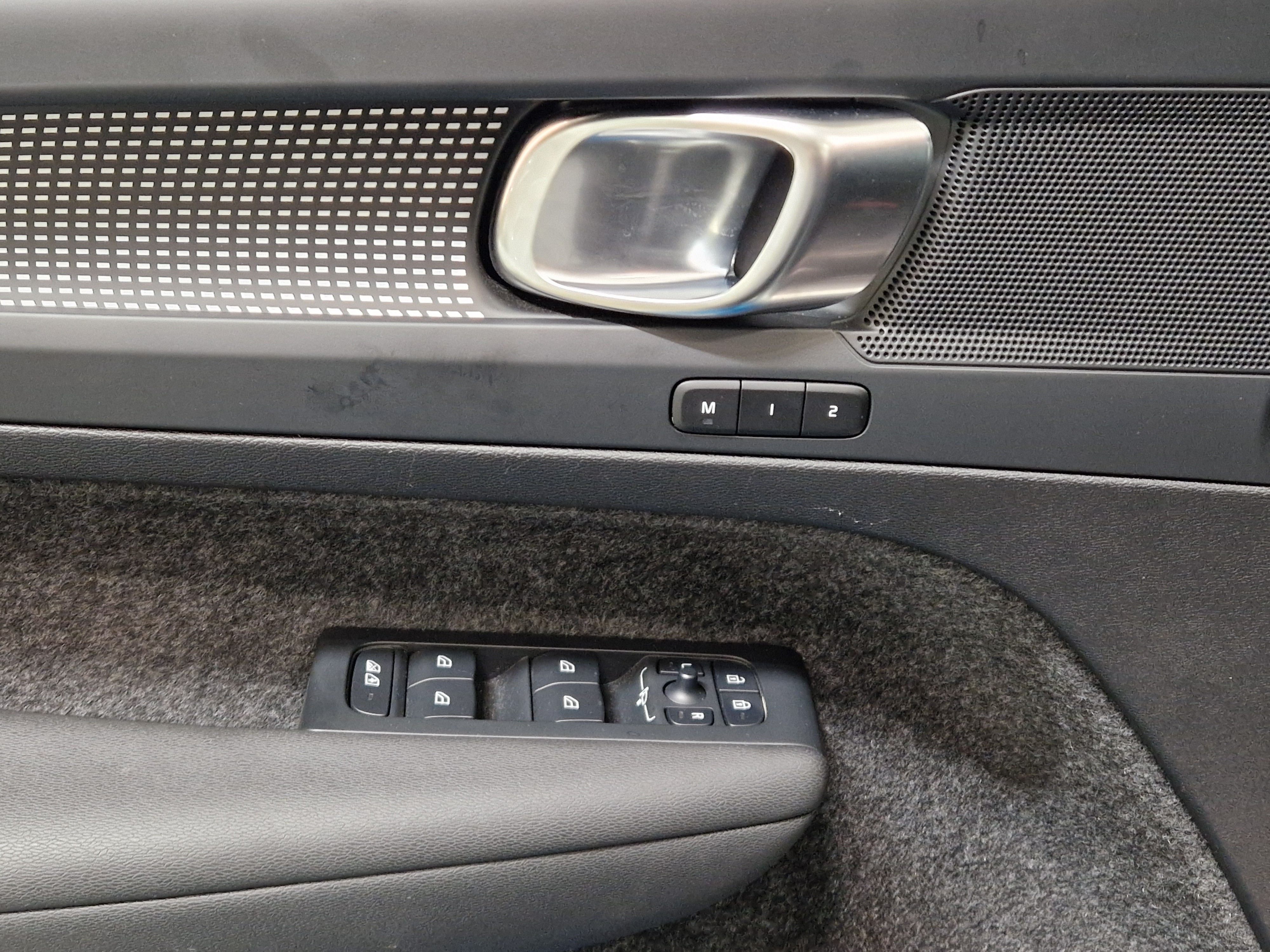 VOLVO XC40 2025