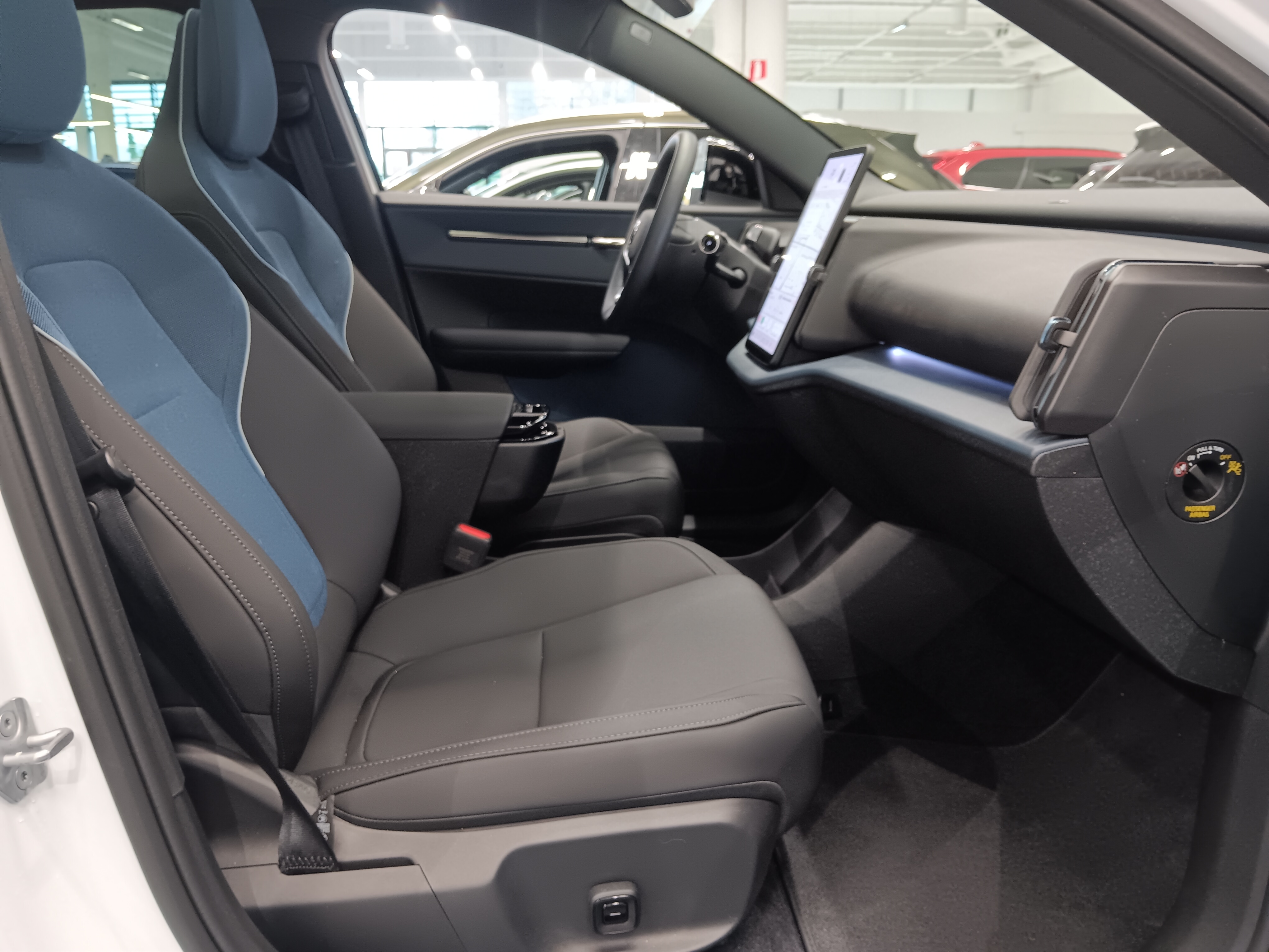 VOLVO EX30 Cross Country 2025