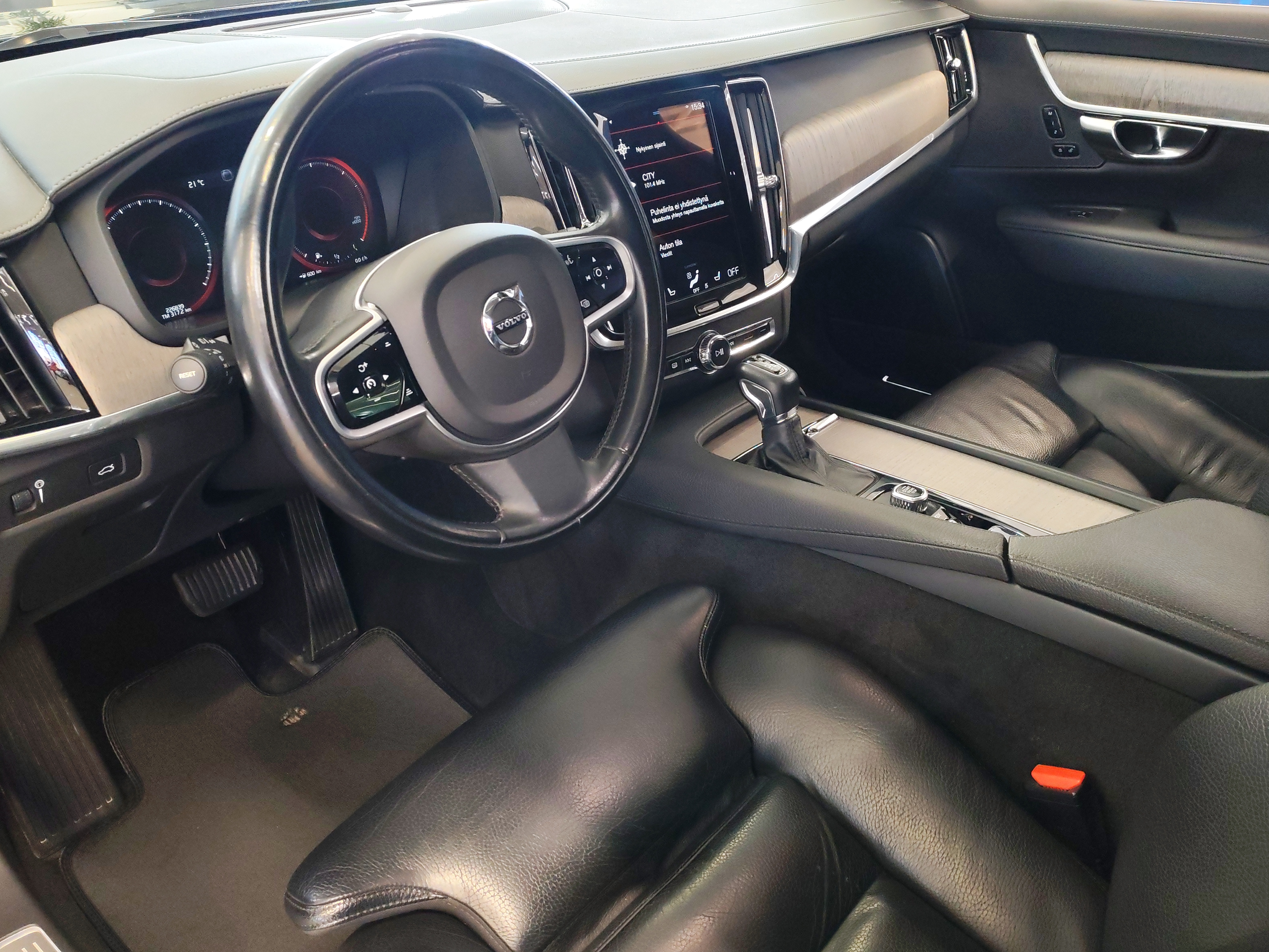 VOLVO V90 2021