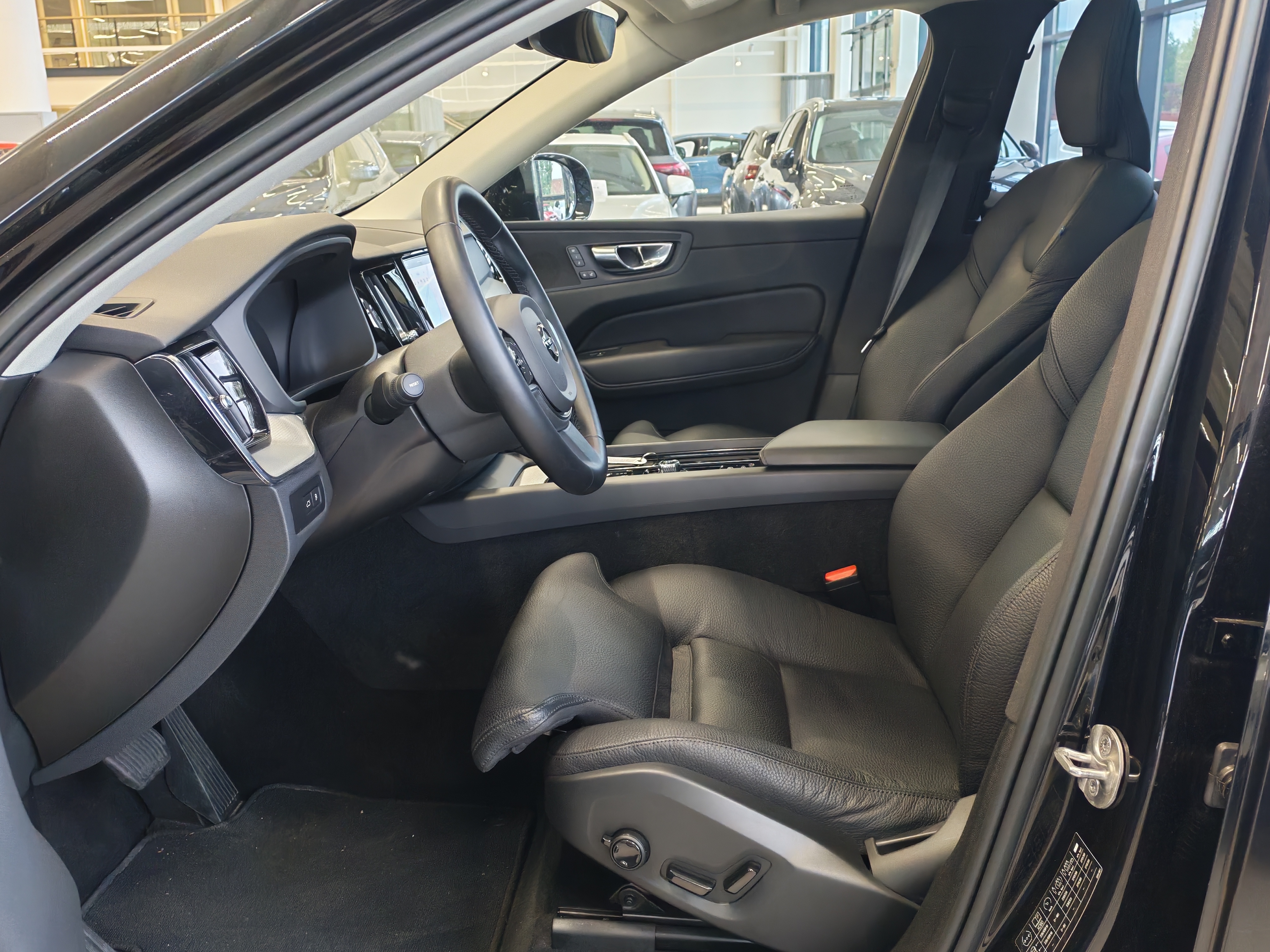 VOLVO XC60 2023