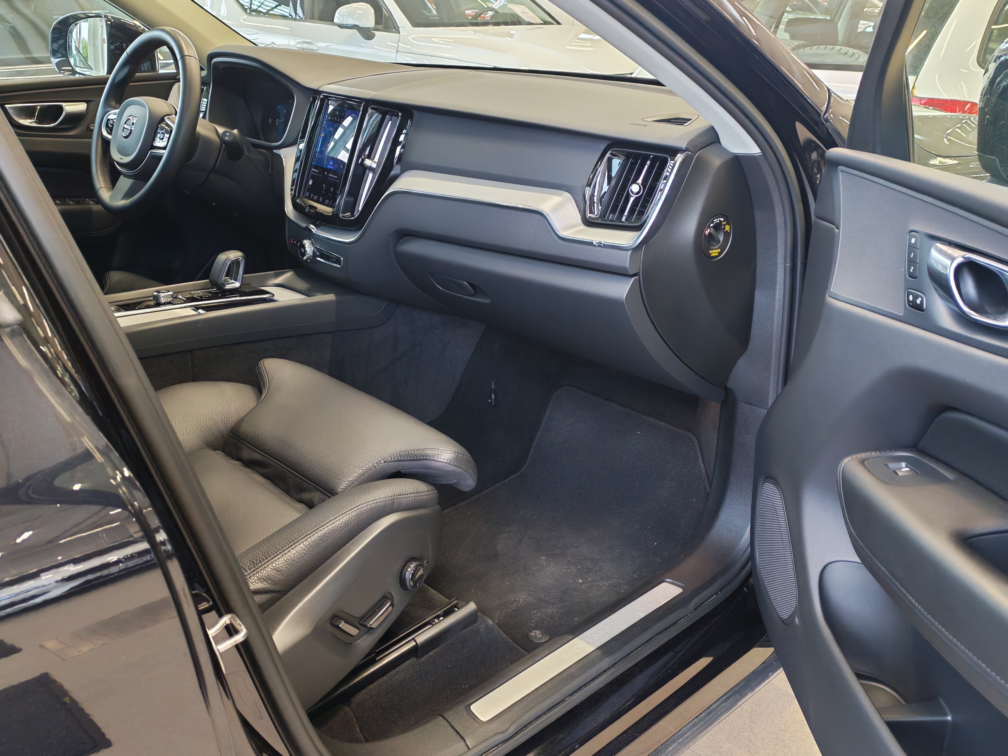 VOLVO XC60 2023