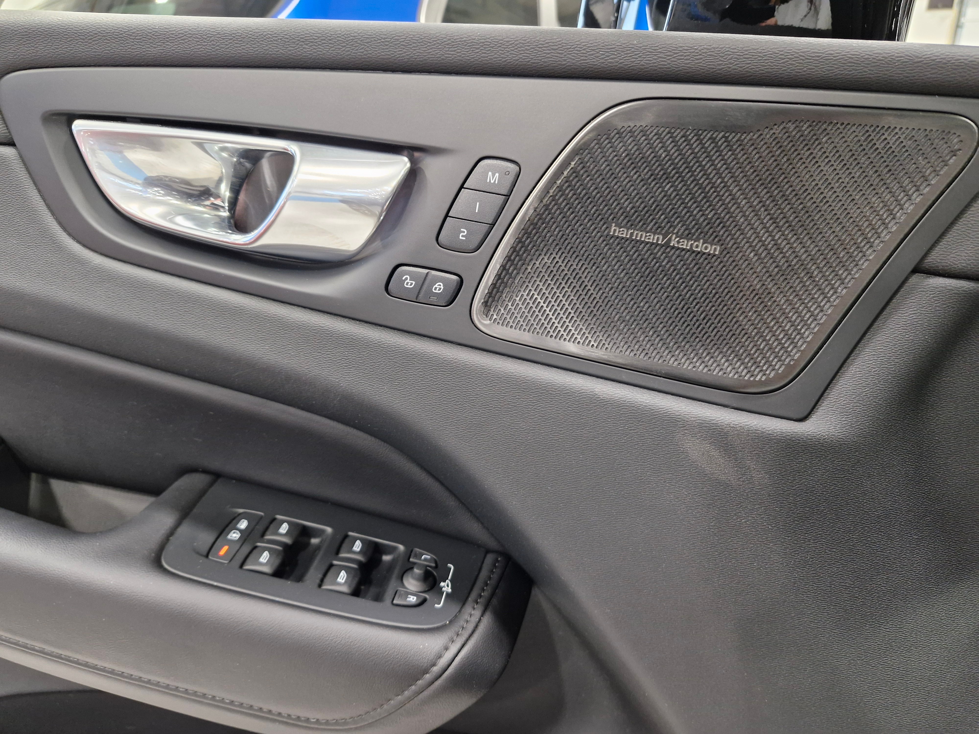 VOLVO XC60 2023