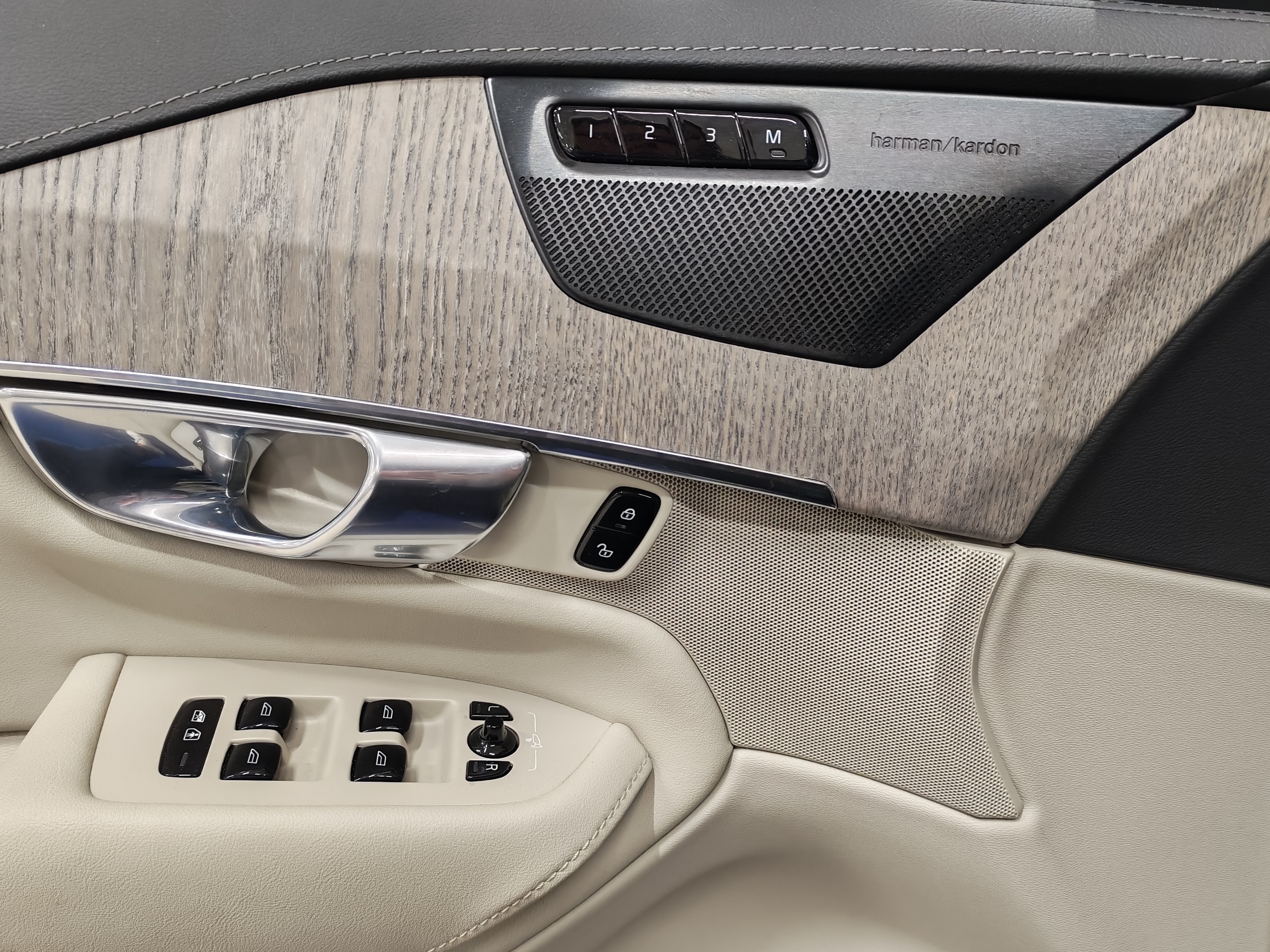 VOLVO XC90 2023