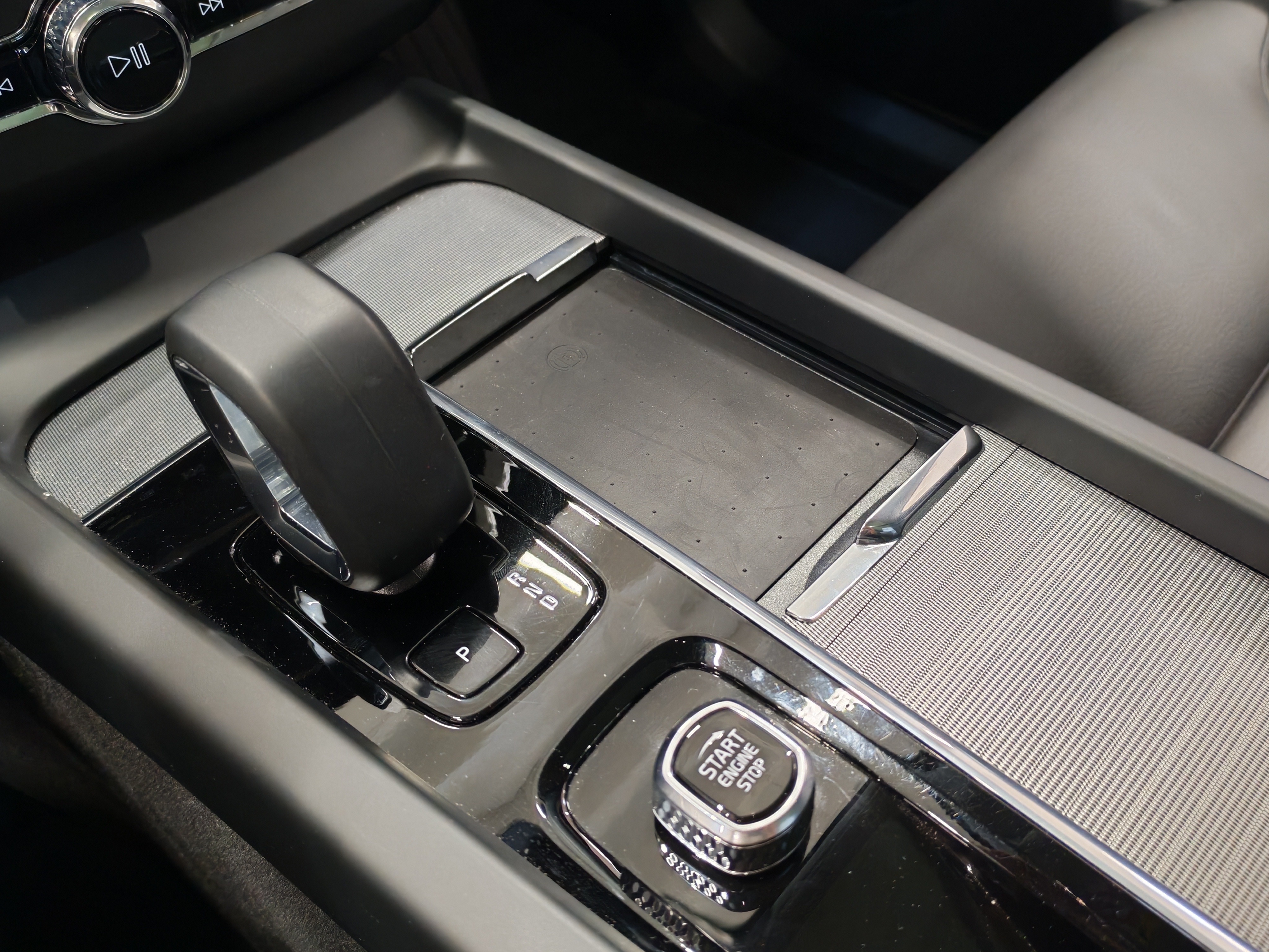 VOLVO XC60 2025