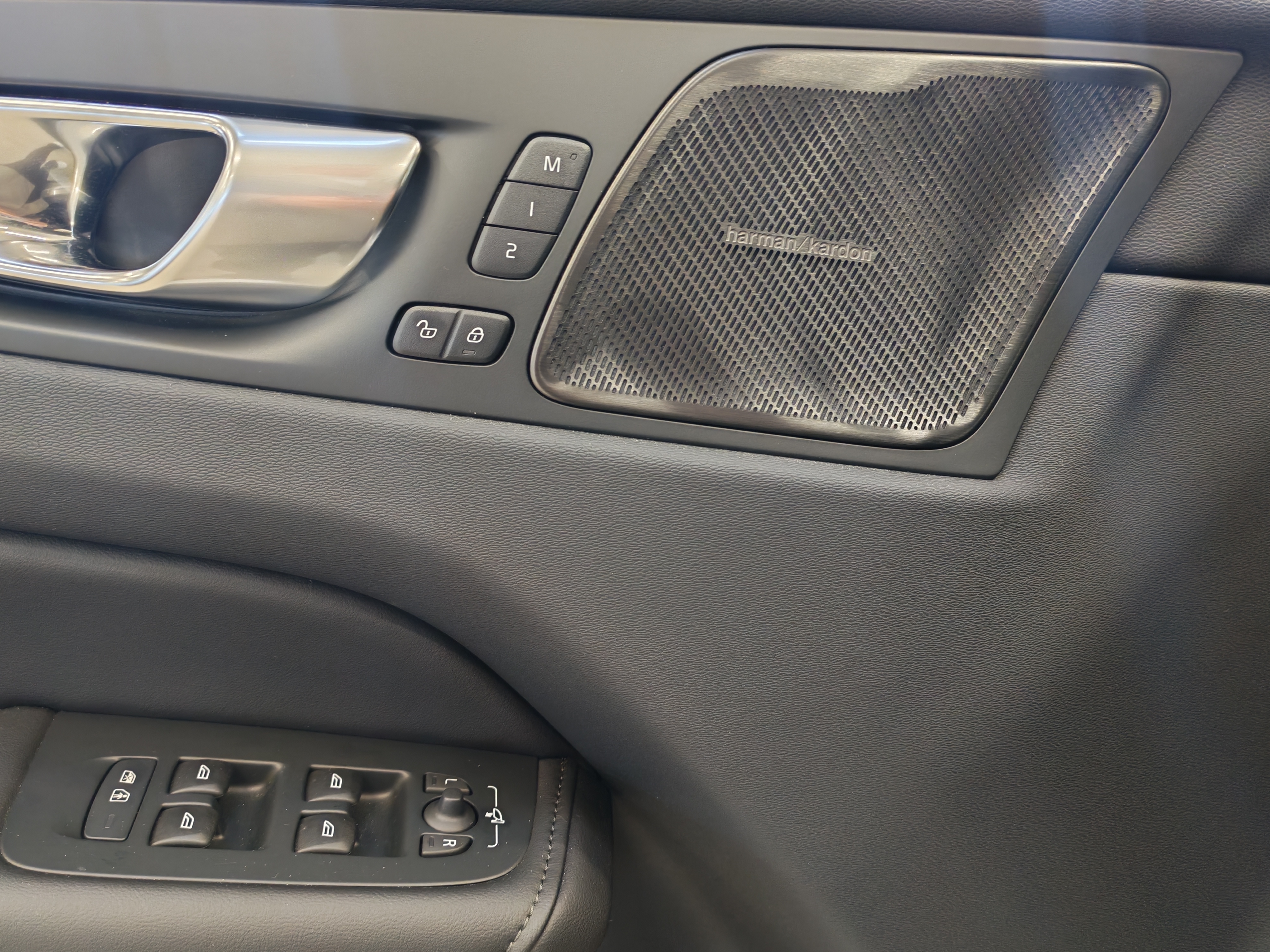 VOLVO XC60 2025