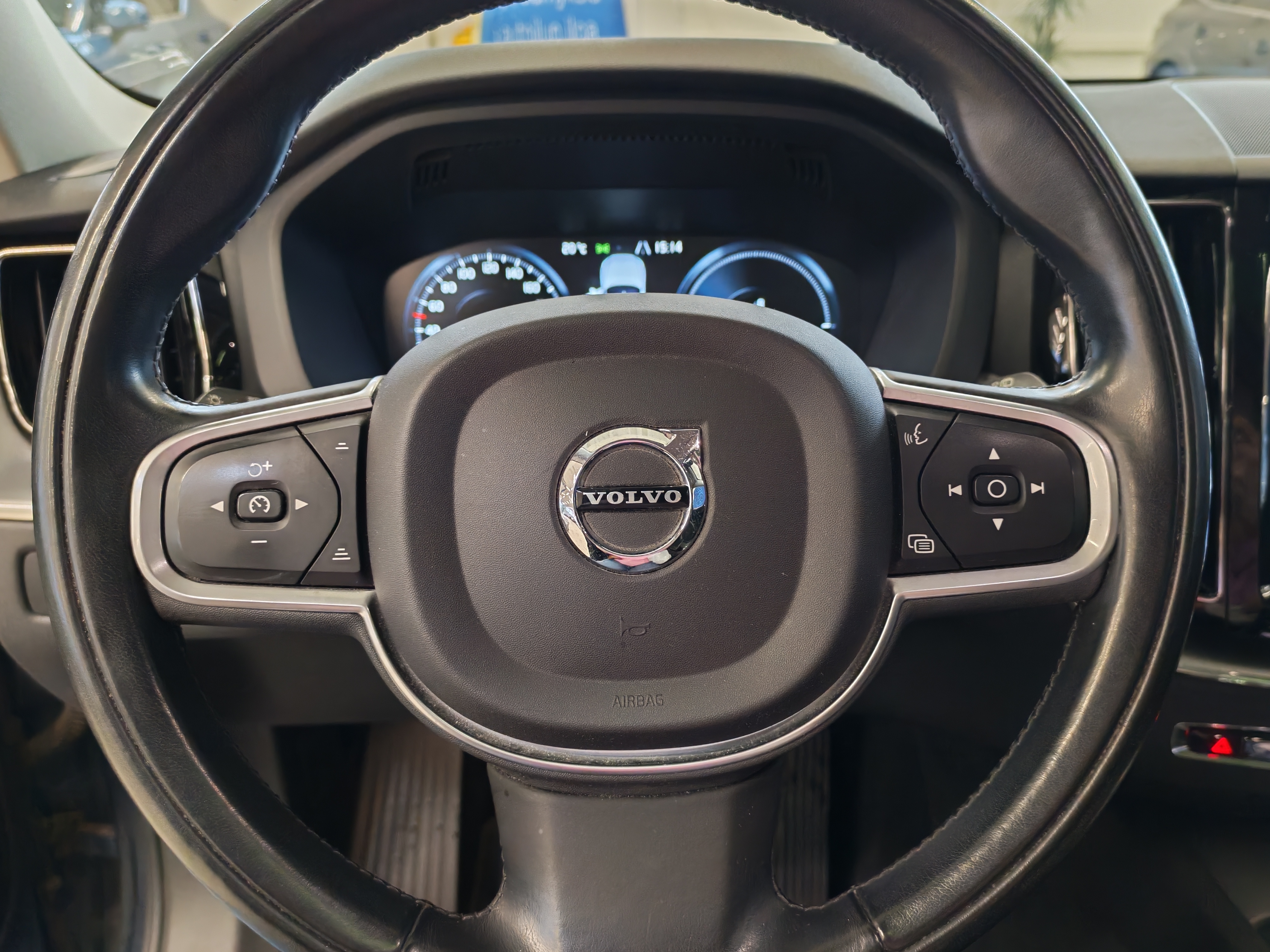 VOLVO XC60 2018