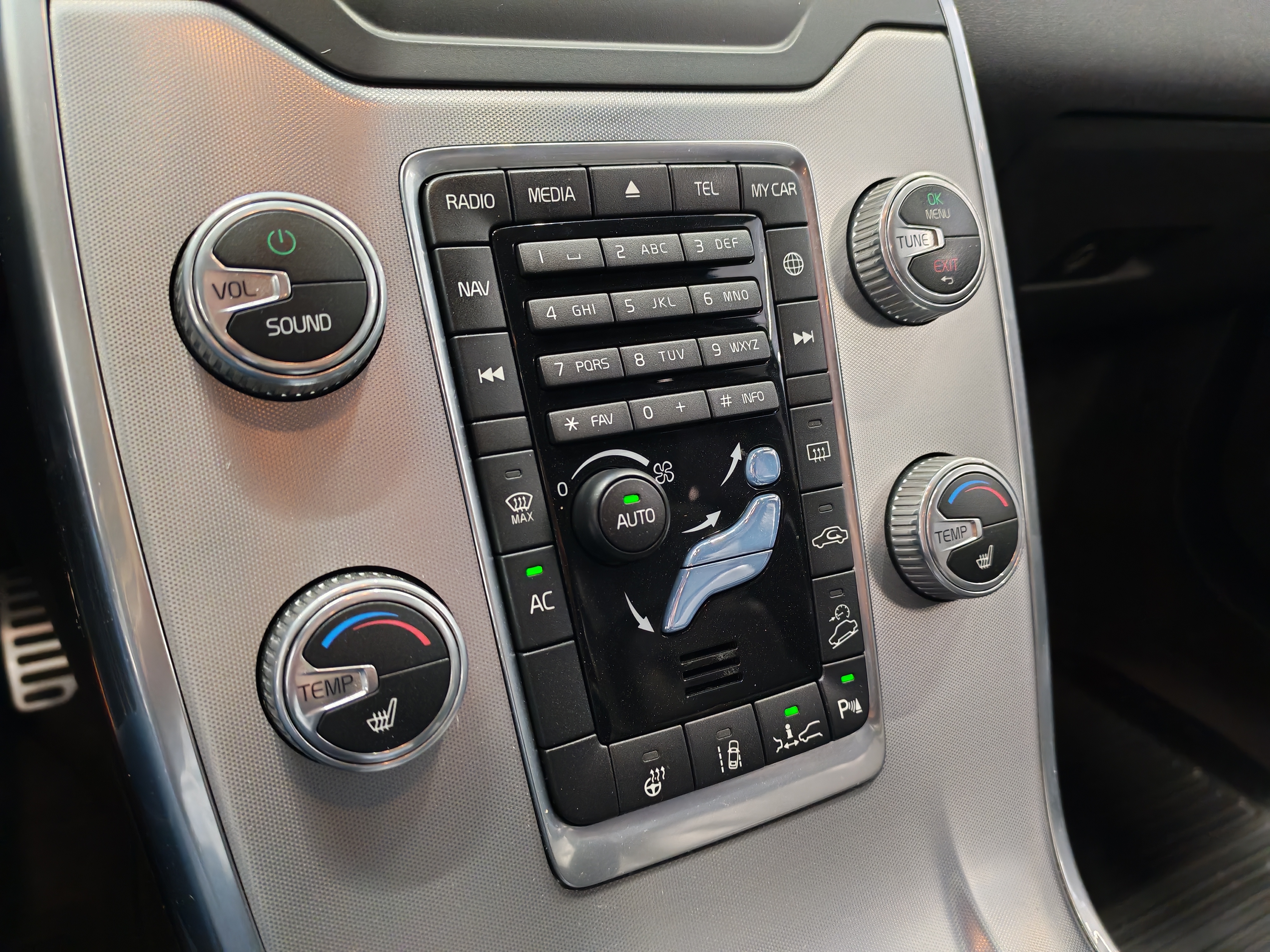 VOLVO XC70 2015