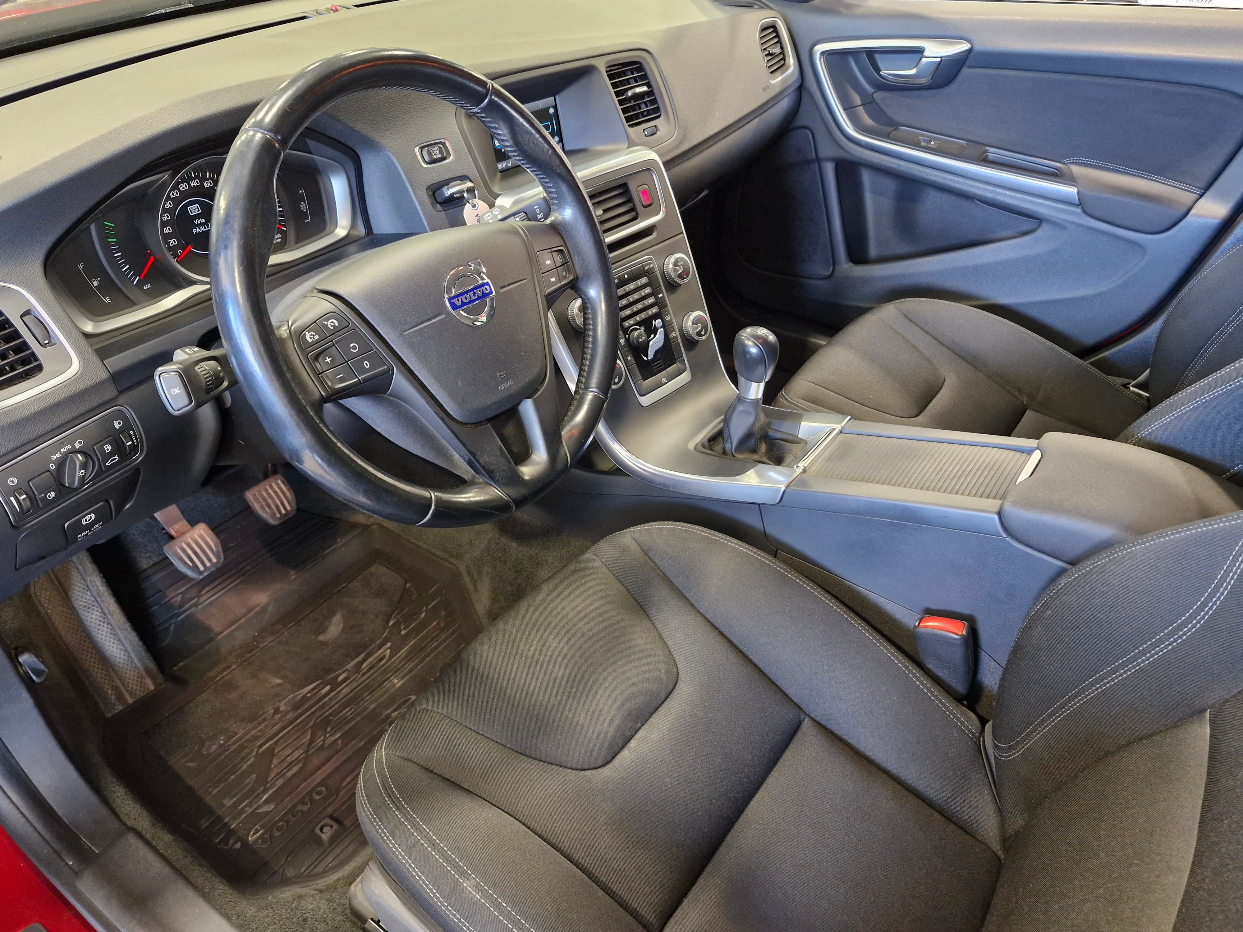 VOLVO V60 2015