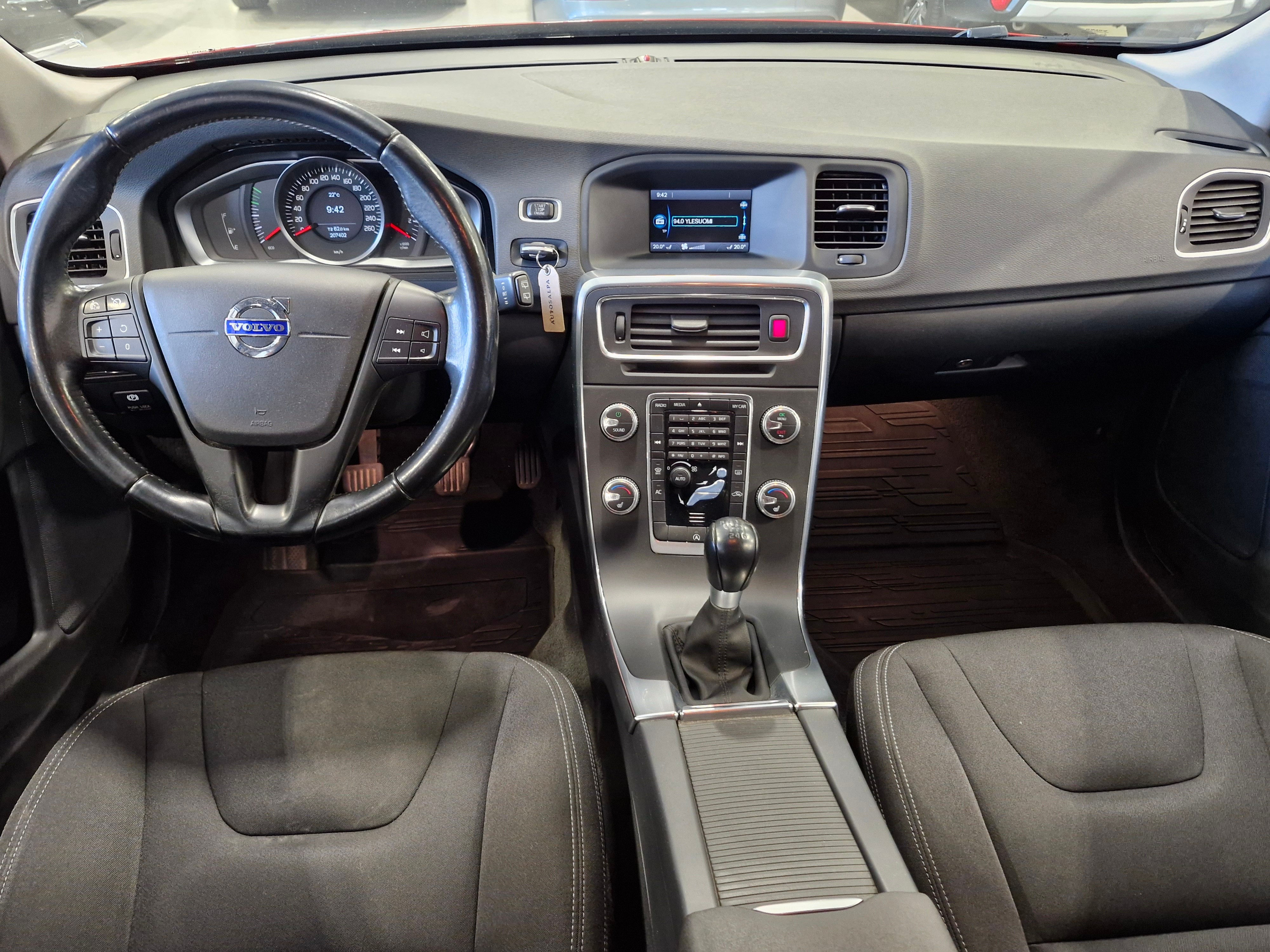 VOLVO V60 2015