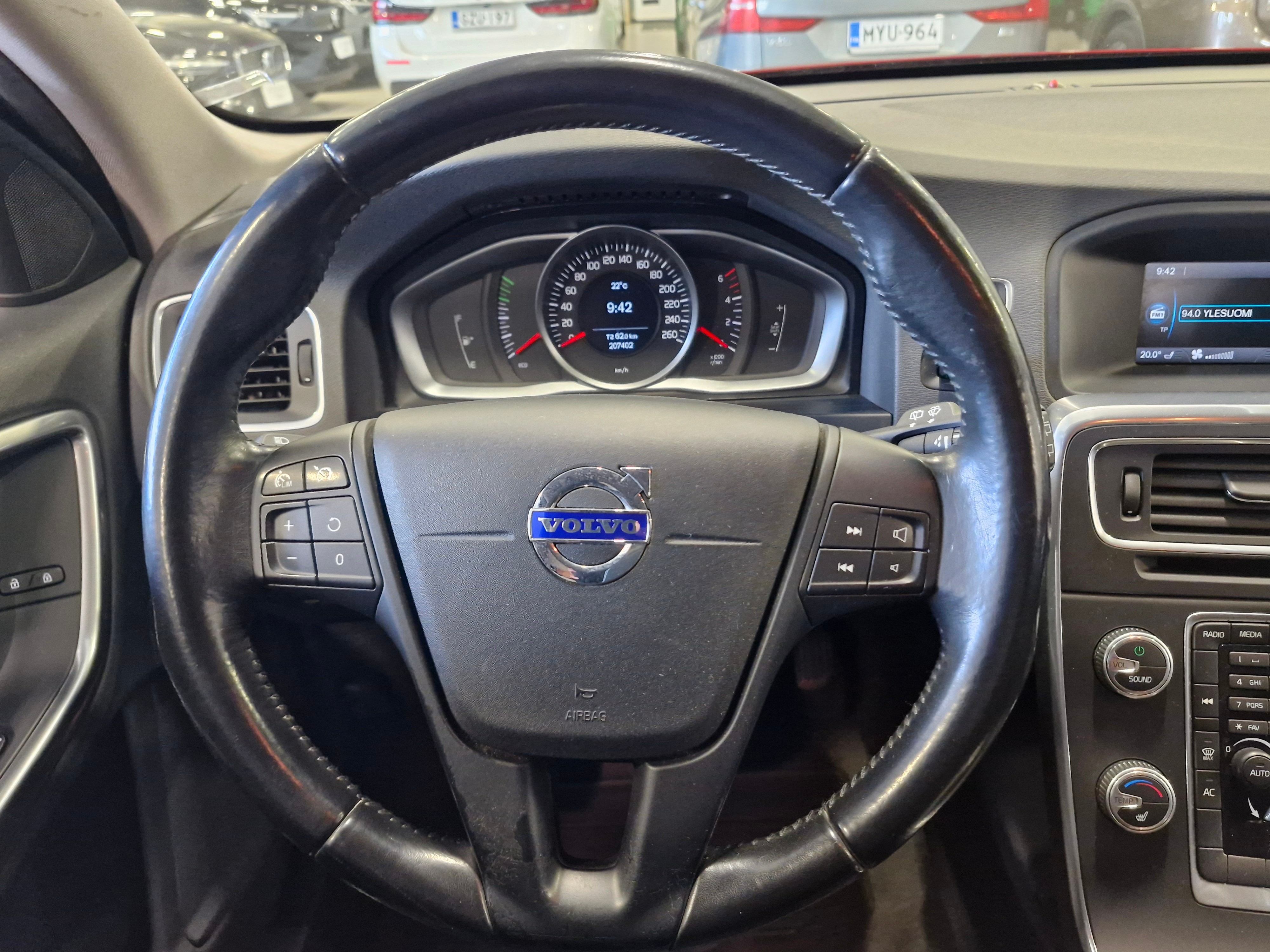 VOLVO V60 2015