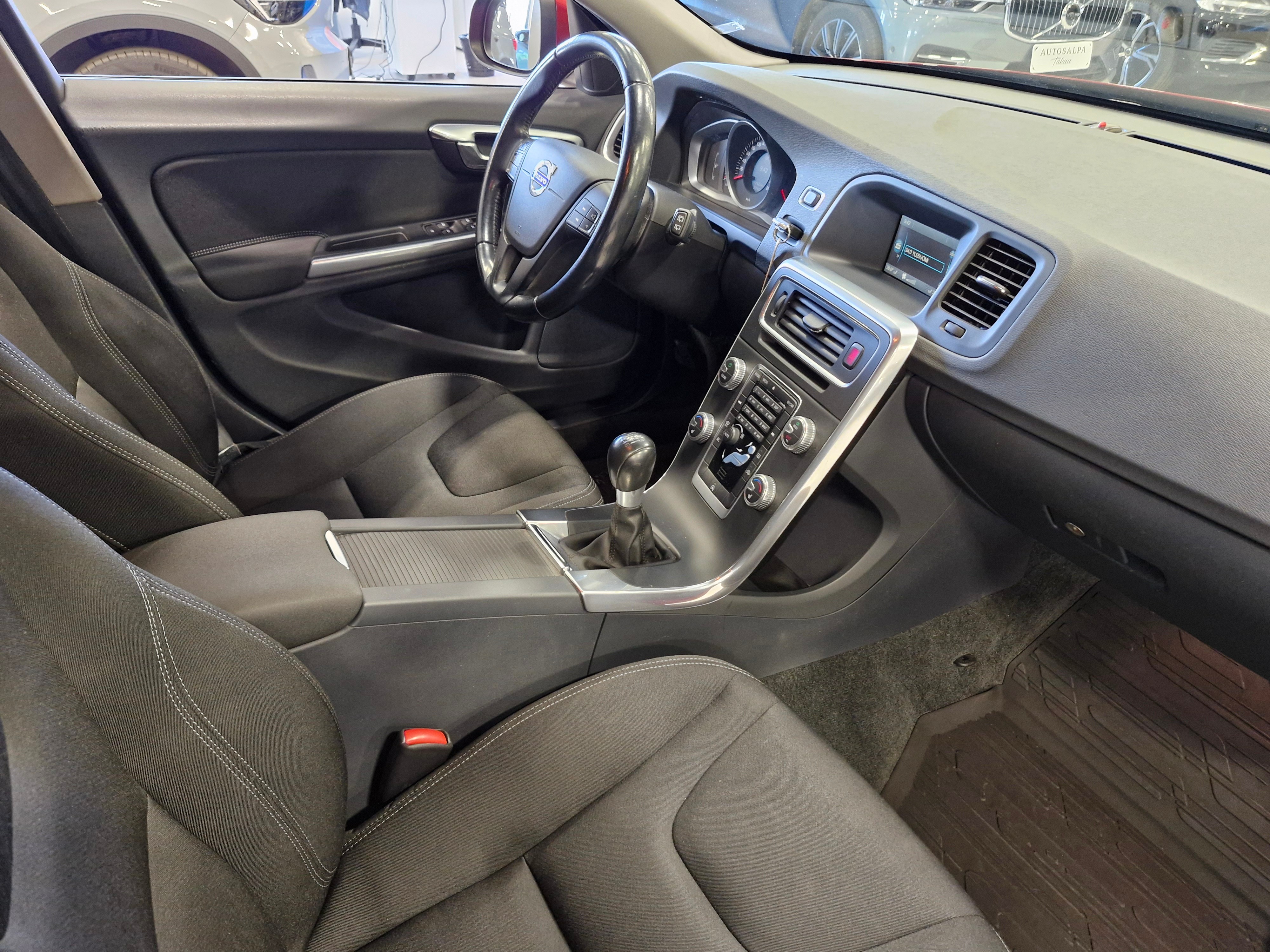 VOLVO V60 2015