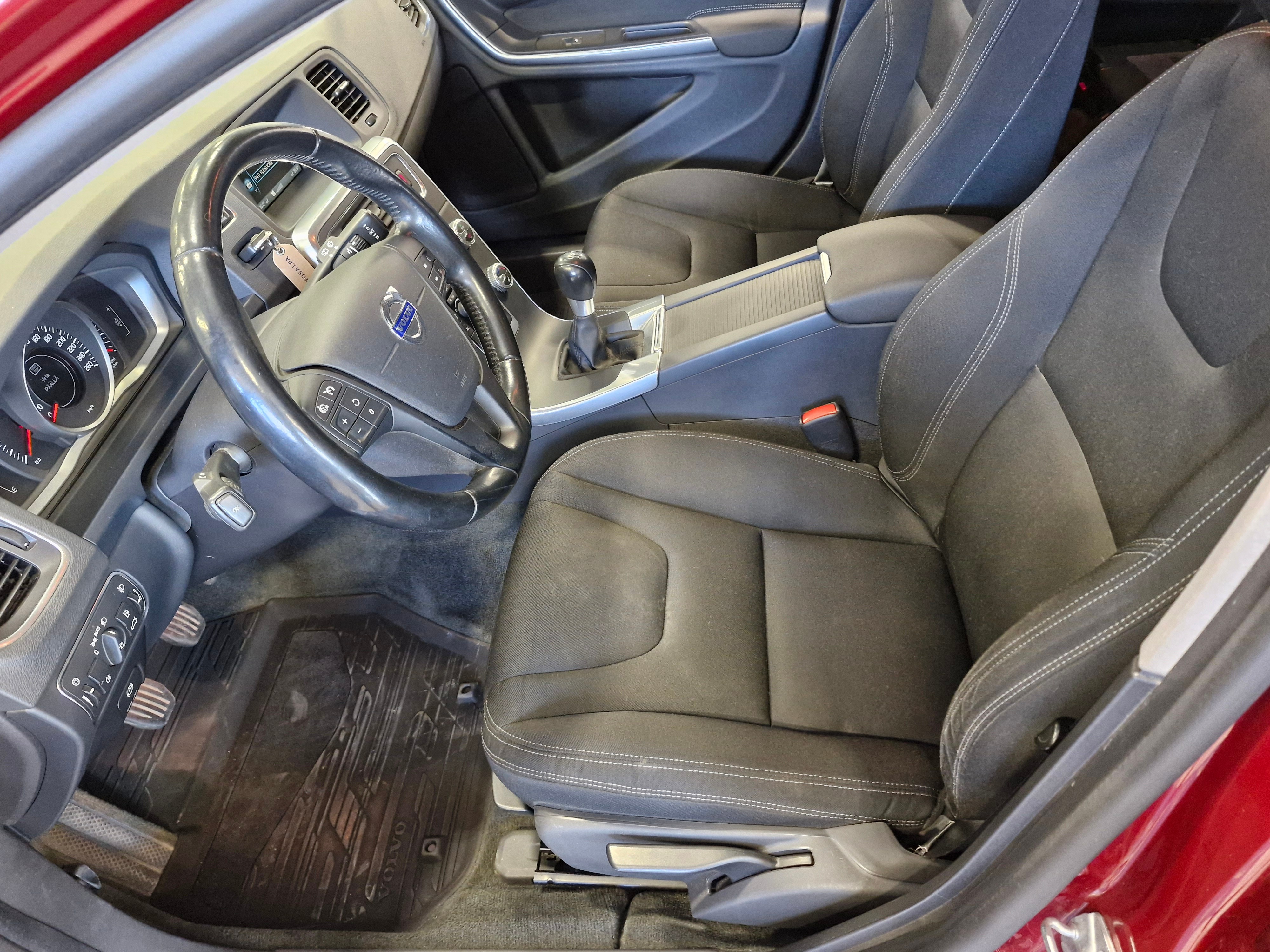 VOLVO V60 2015