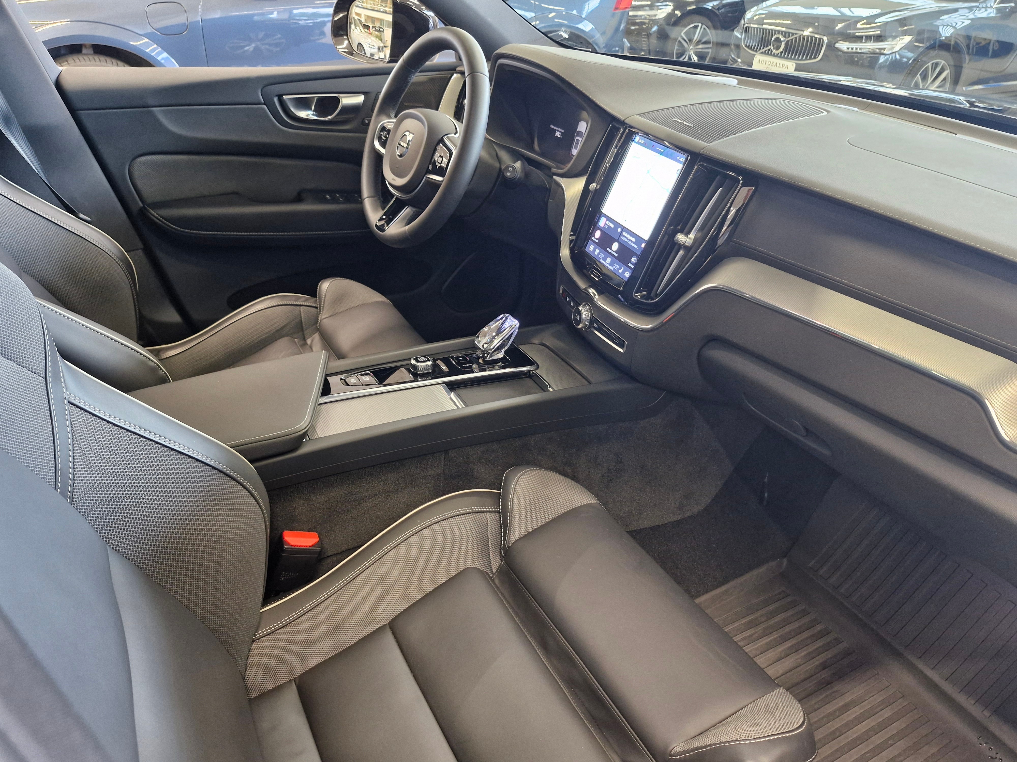 VOLVO XC60 2024