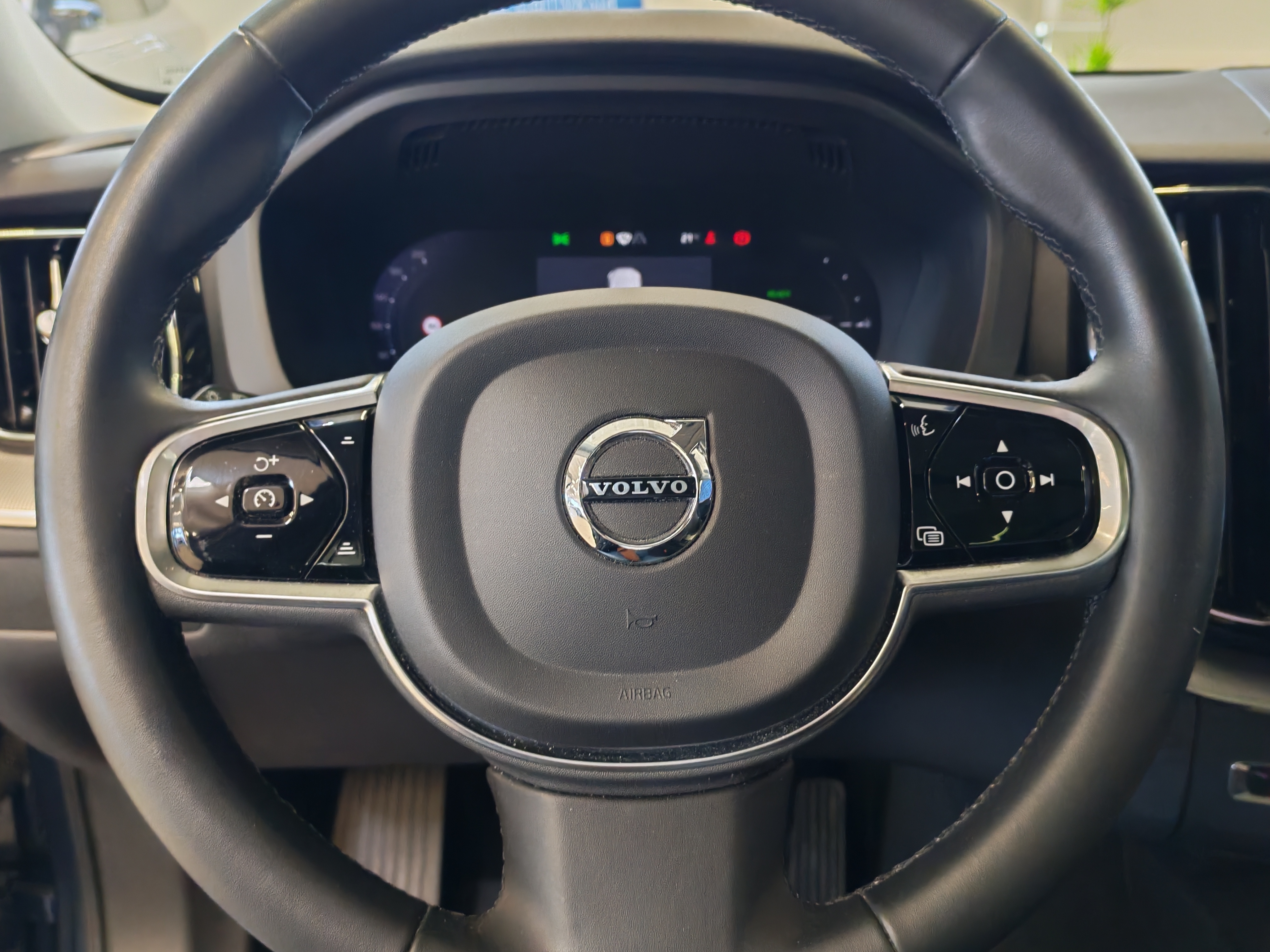 VOLVO XC60 2024
