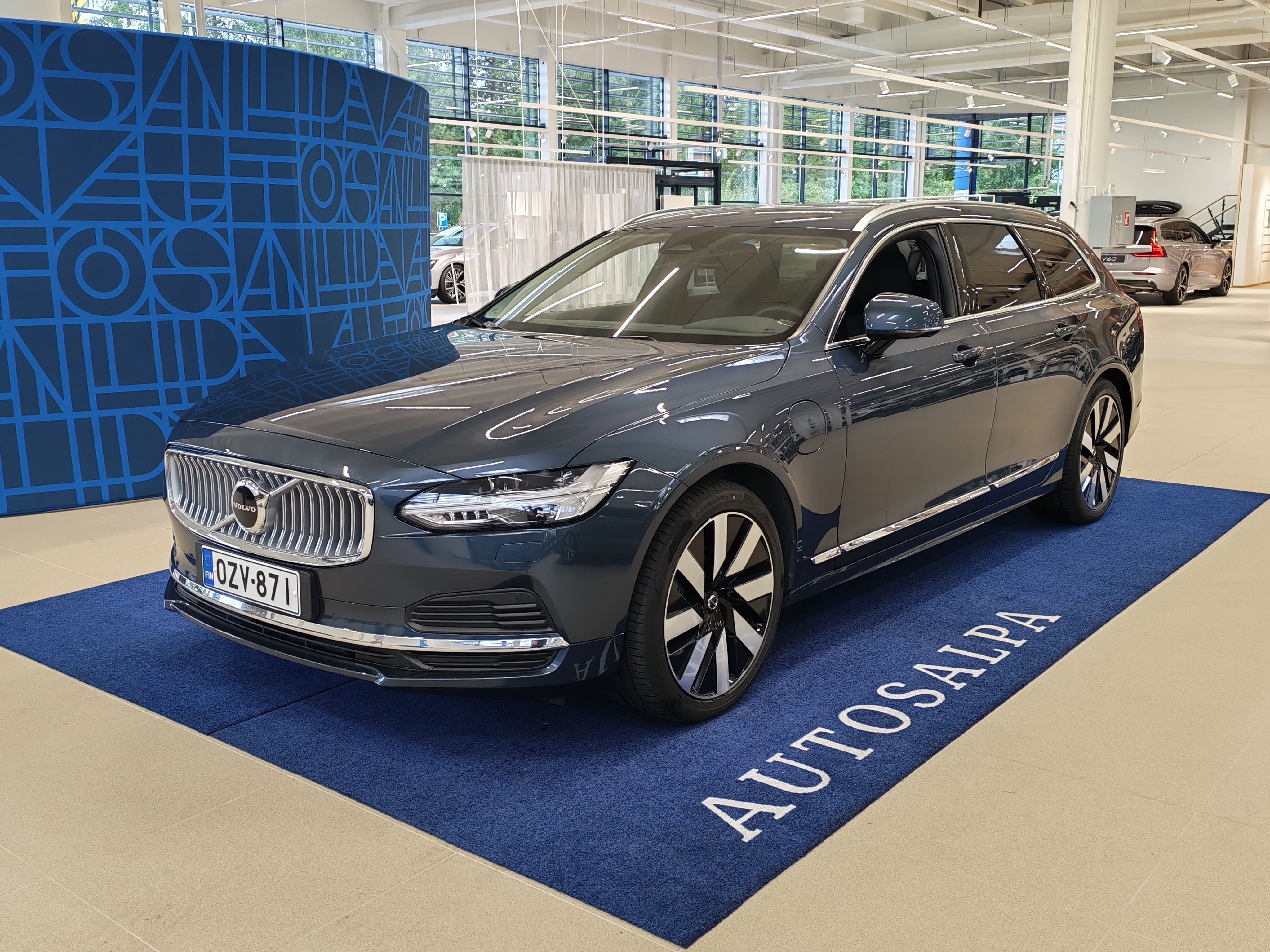 VOLVO V90 2024