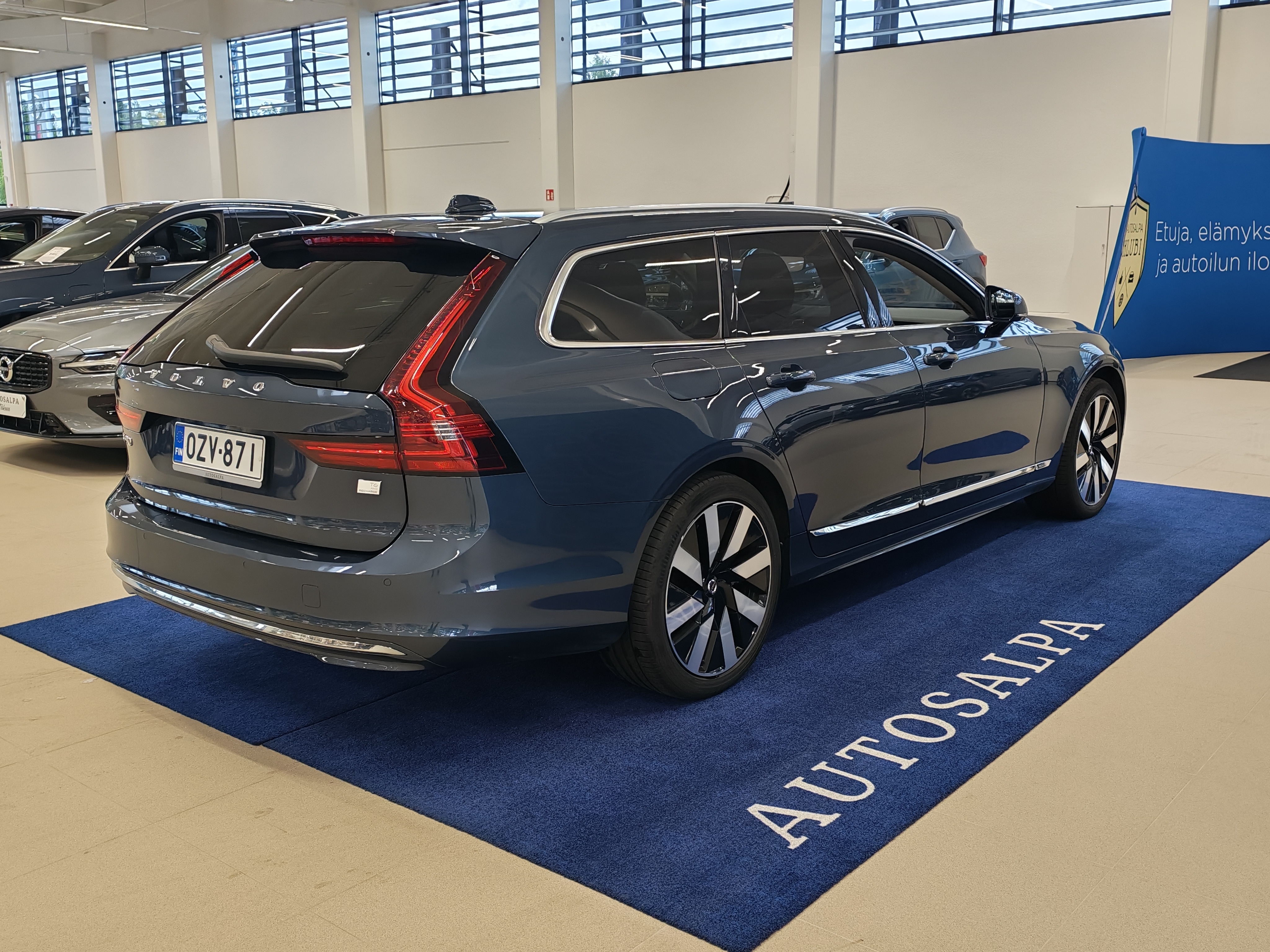 VOLVO V90 2024