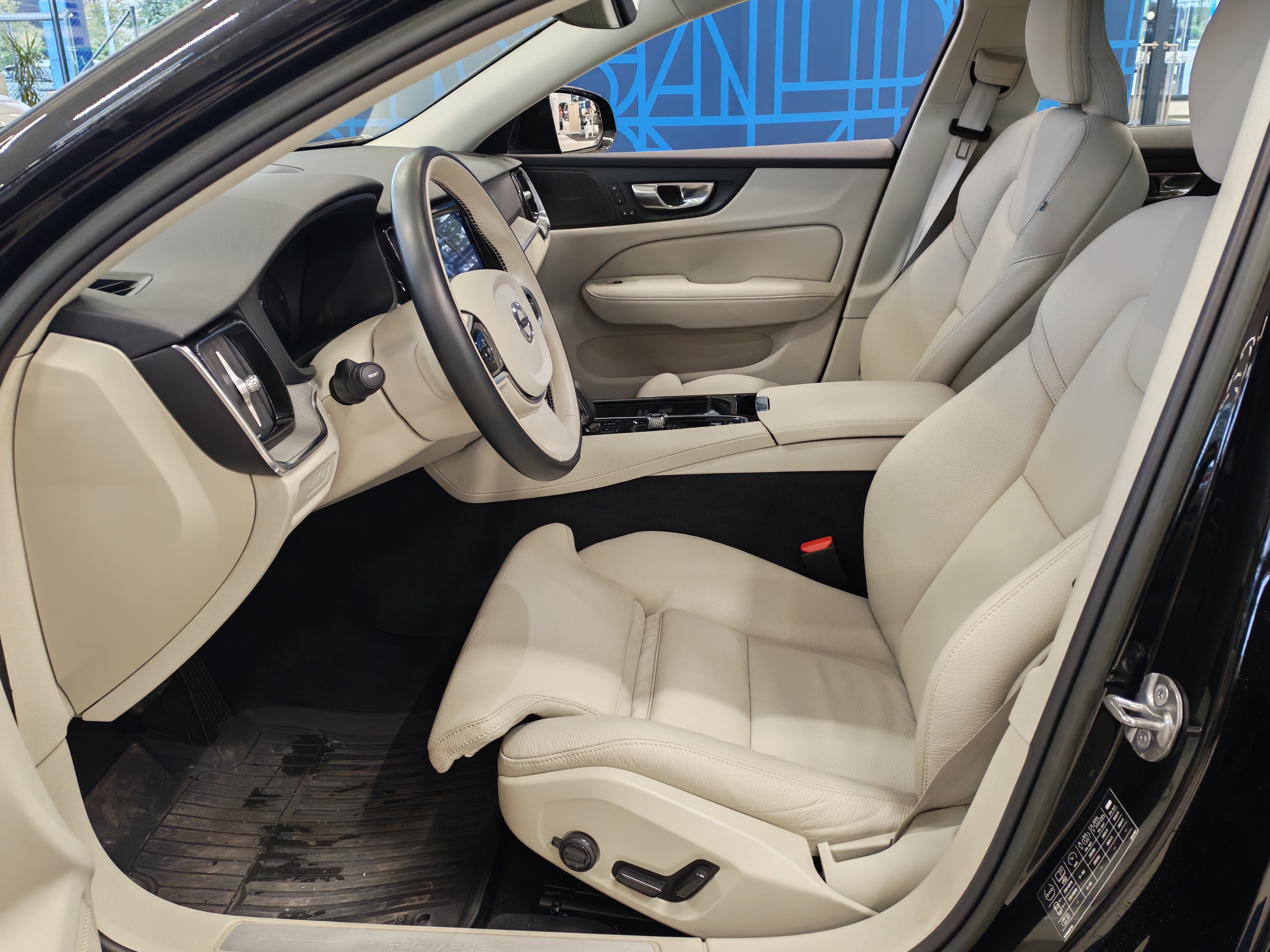 VOLVO V60 2023