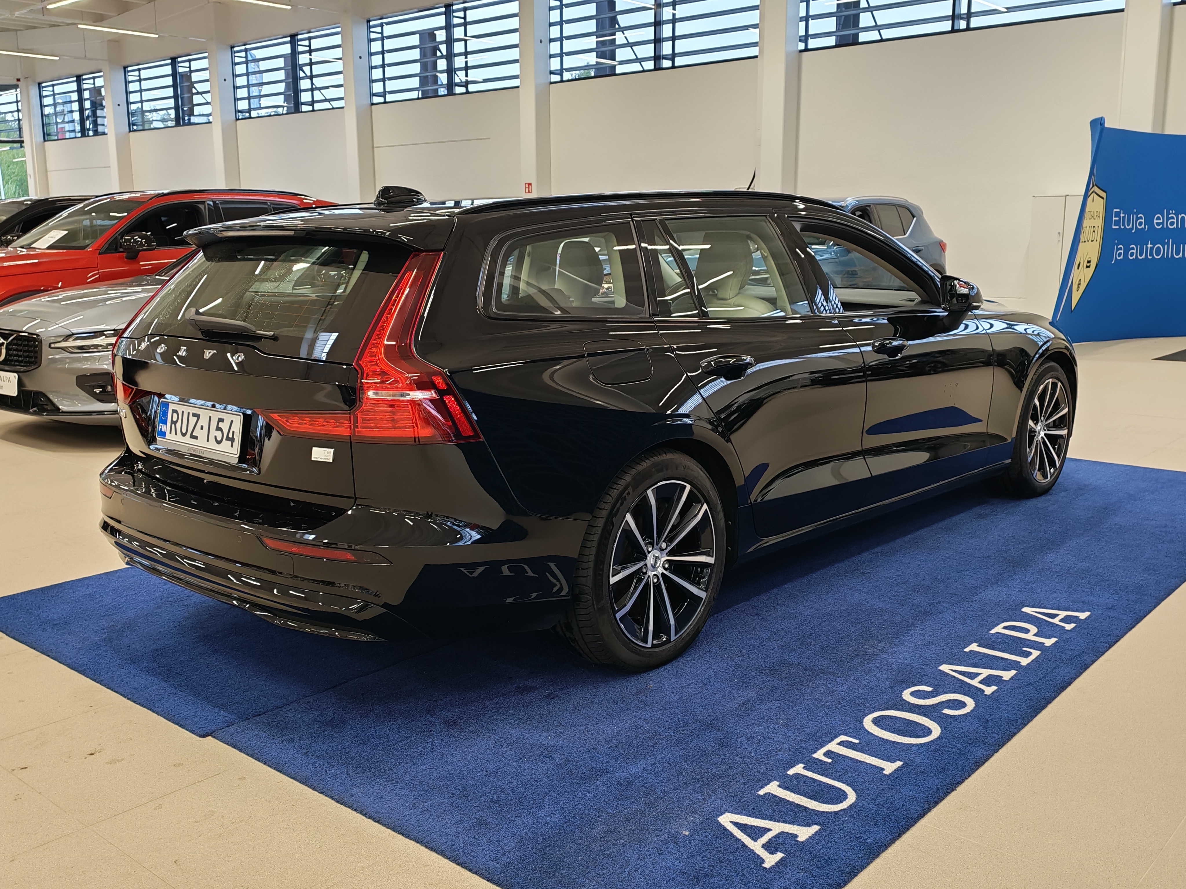 VOLVO V60 2023