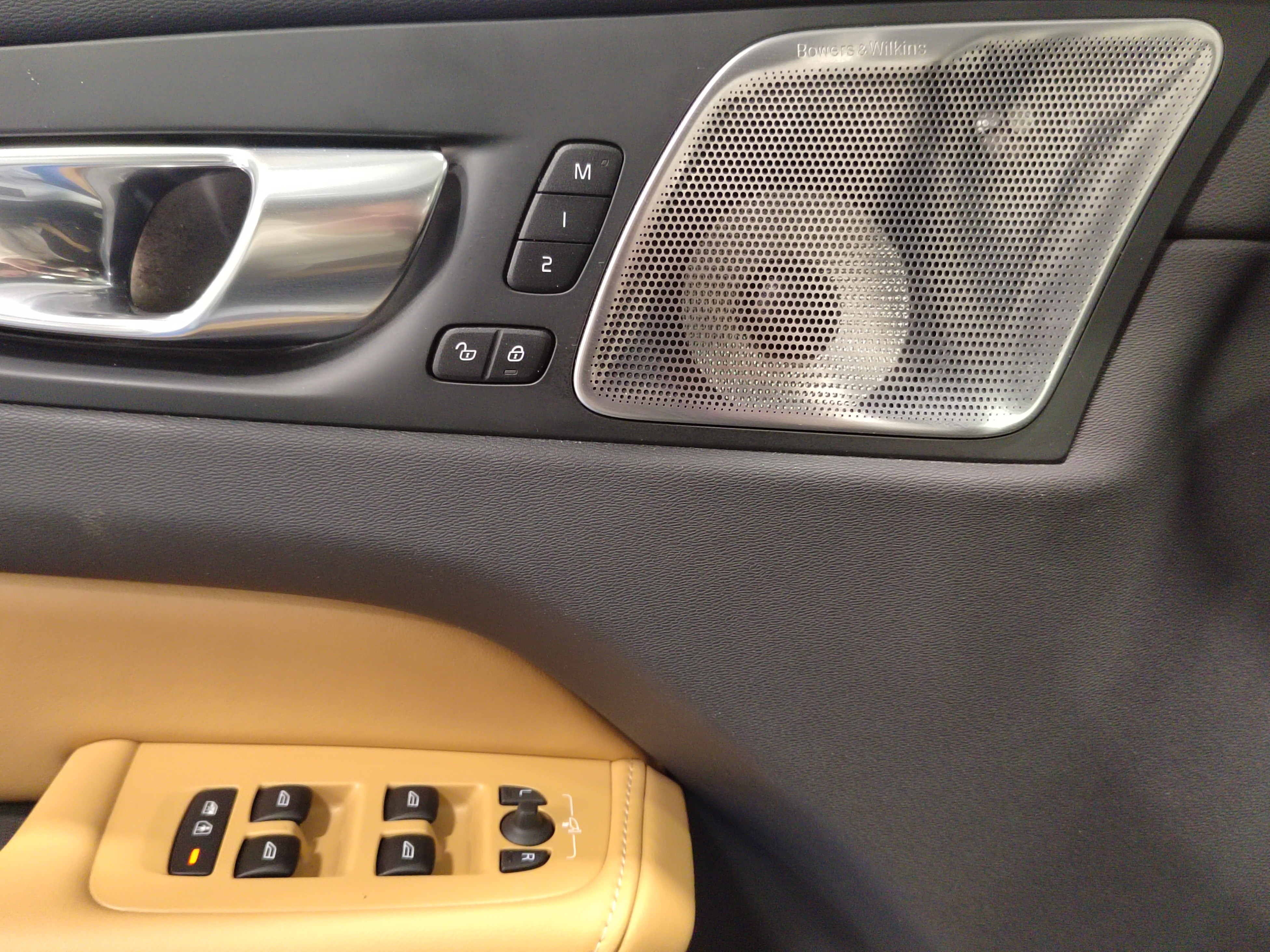 VOLVO XC60 2025