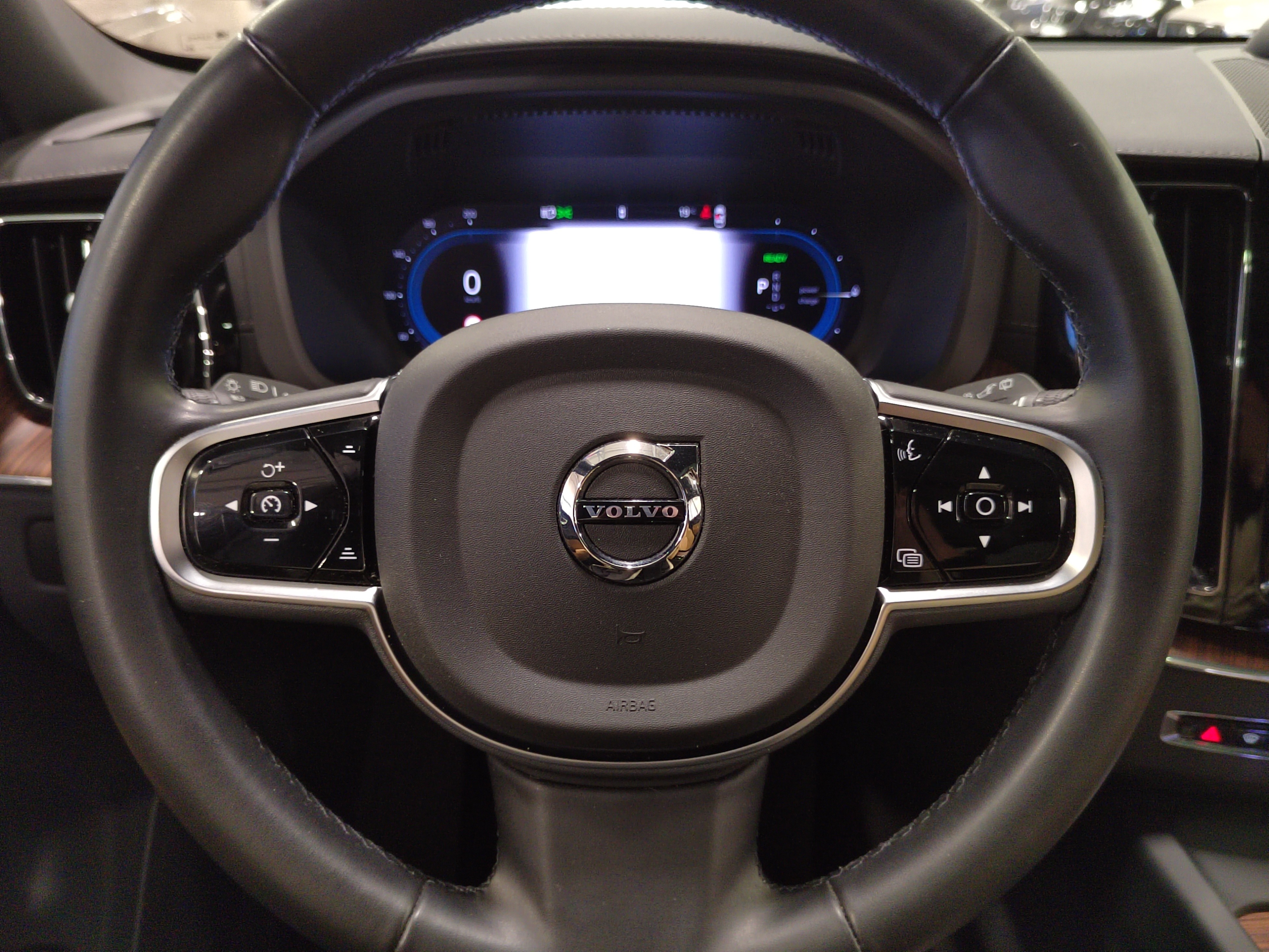 VOLVO XC60 2025