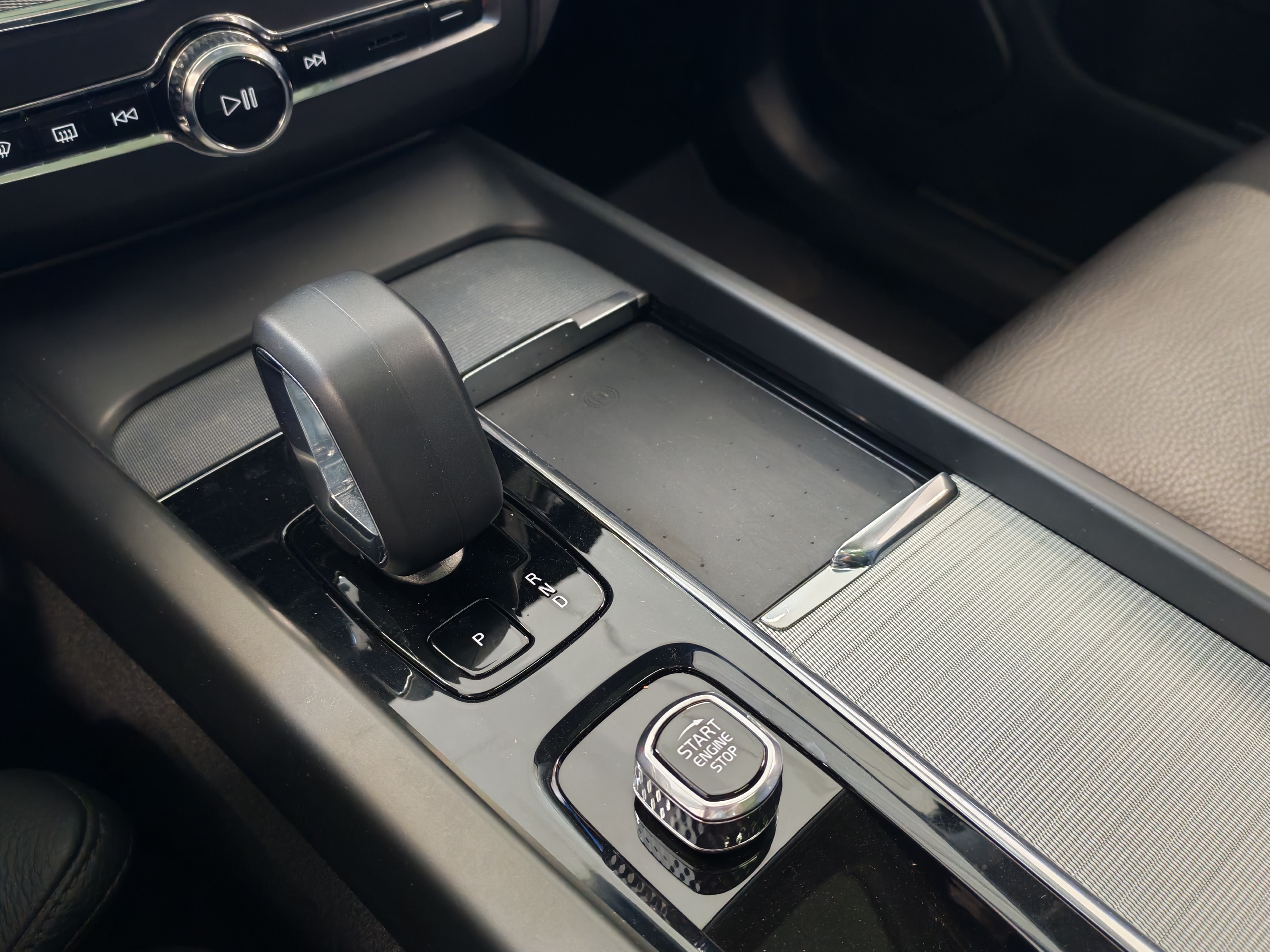 VOLVO XC60 2023