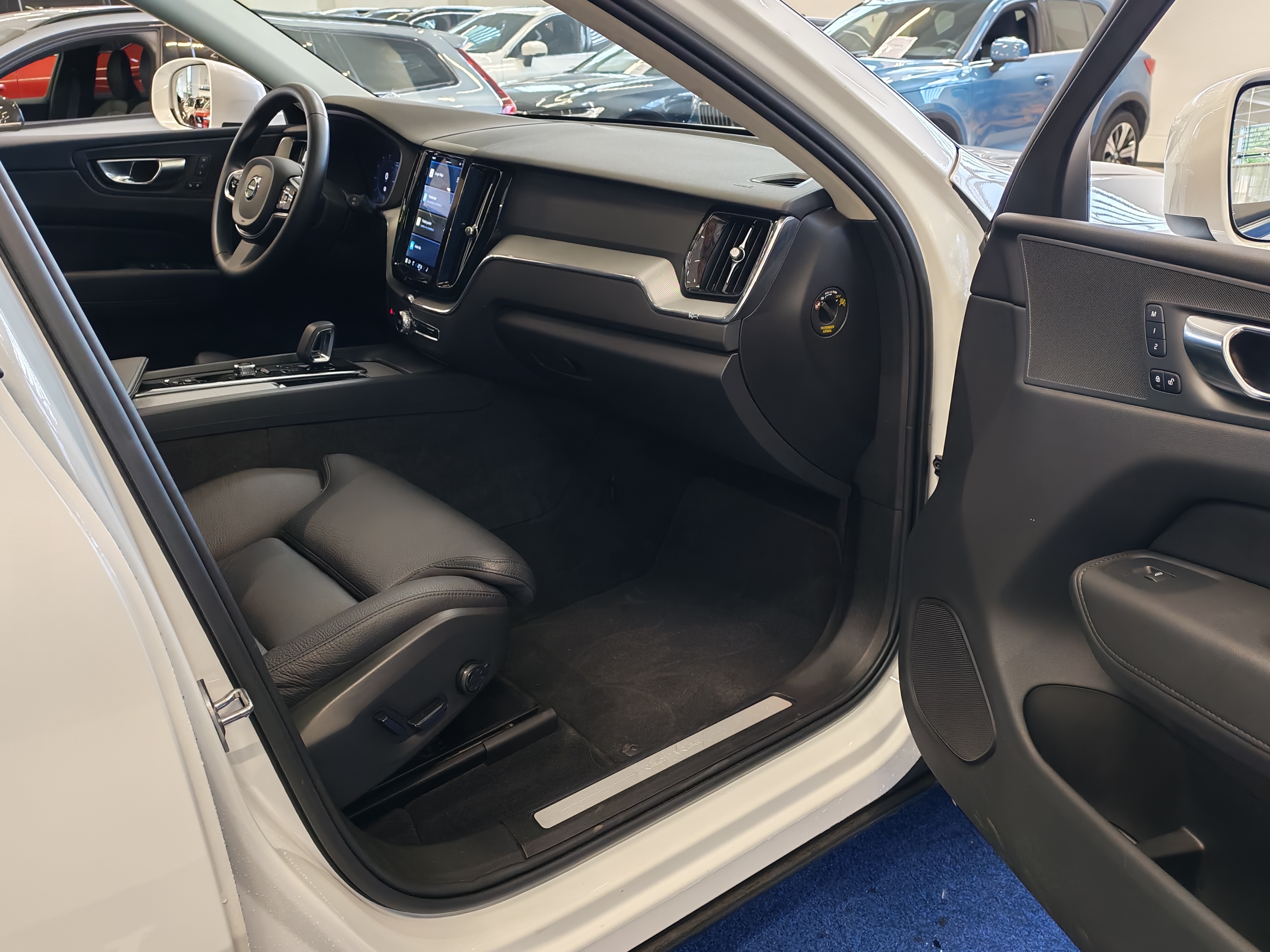 VOLVO XC60 2023