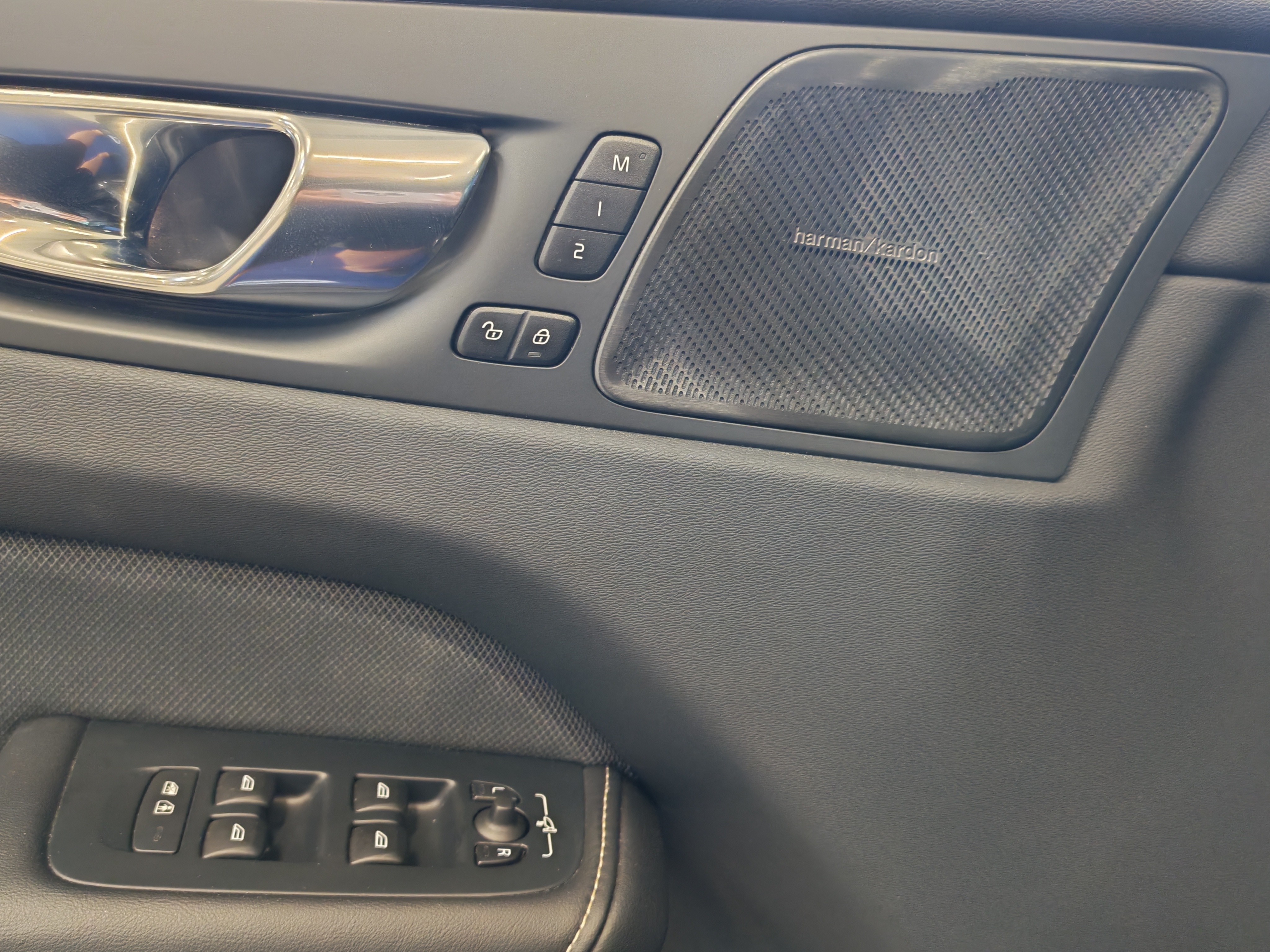 VOLVO XC60 2025