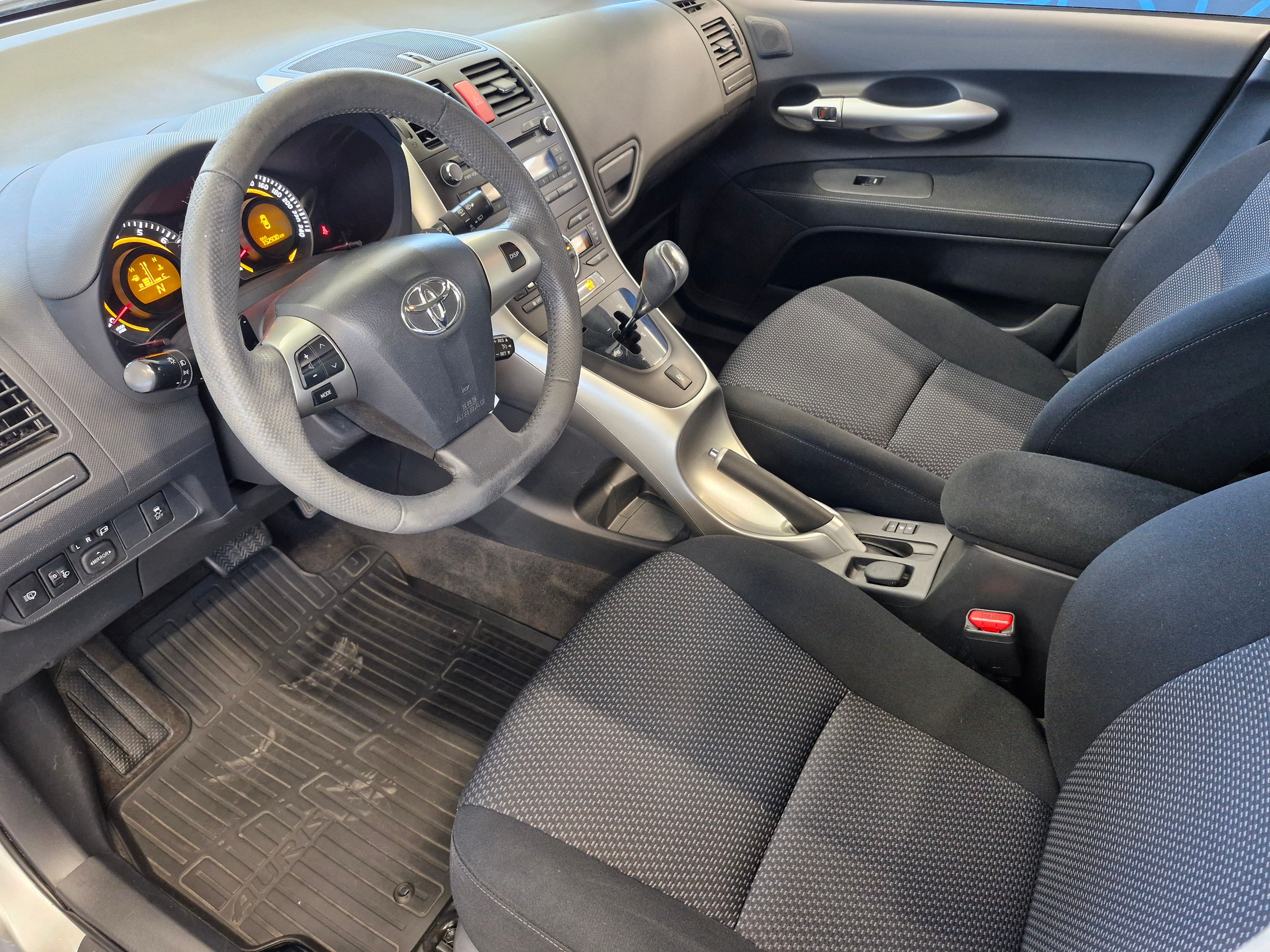 TOYOTA Auris 2011