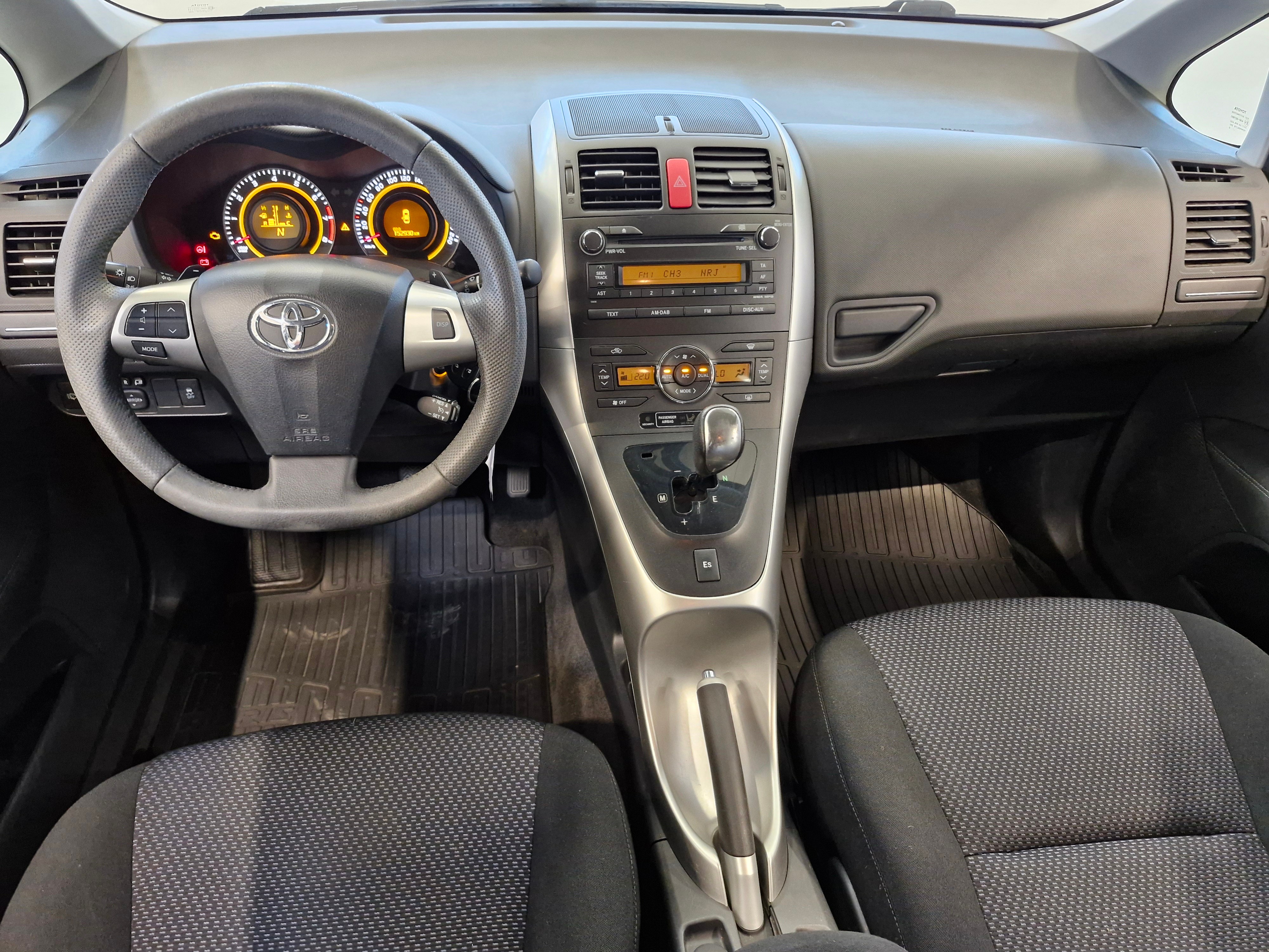 TOYOTA Auris 2011
