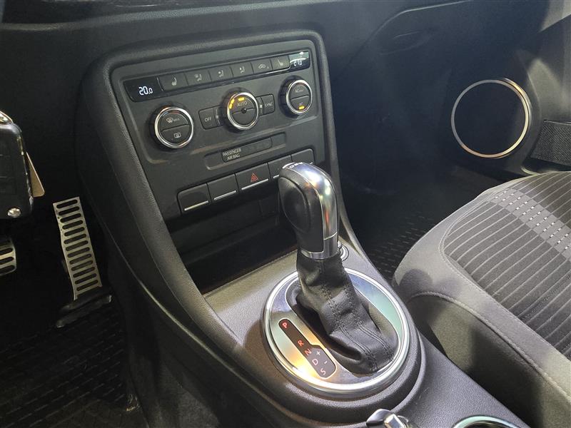 VOLKSWAGEN Beetle 2012