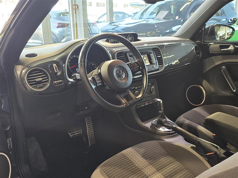 VOLKSWAGEN Beetle 2012