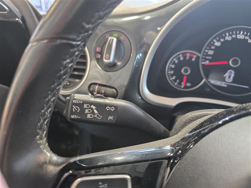 VOLKSWAGEN Beetle 2012