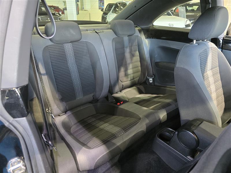 VOLKSWAGEN Beetle 2012