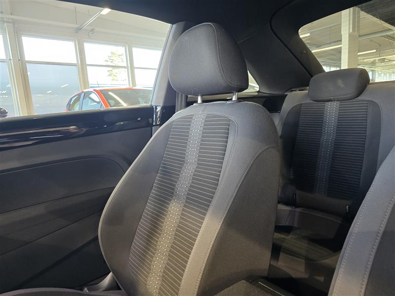 VOLKSWAGEN Beetle 2012