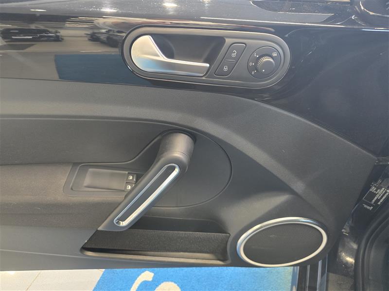 VOLKSWAGEN Beetle 2012