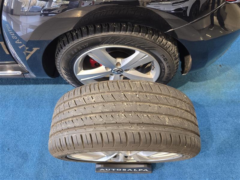 VOLKSWAGEN Beetle 2012