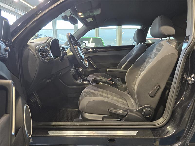 VOLKSWAGEN Beetle 2012