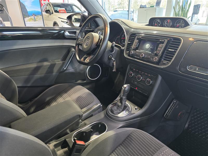 VOLKSWAGEN Beetle 2012