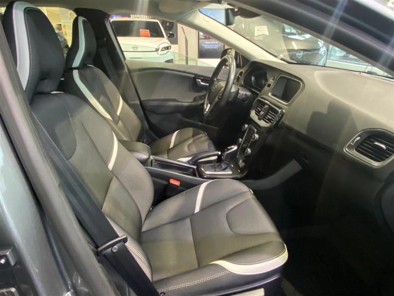VOLVO V40 2019