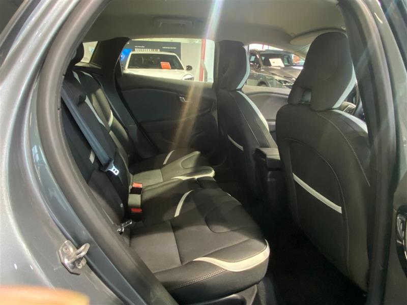 VOLVO V40 2019
