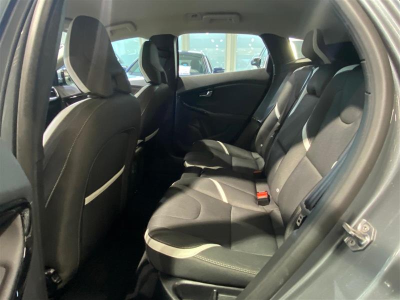 VOLVO V40 2019
