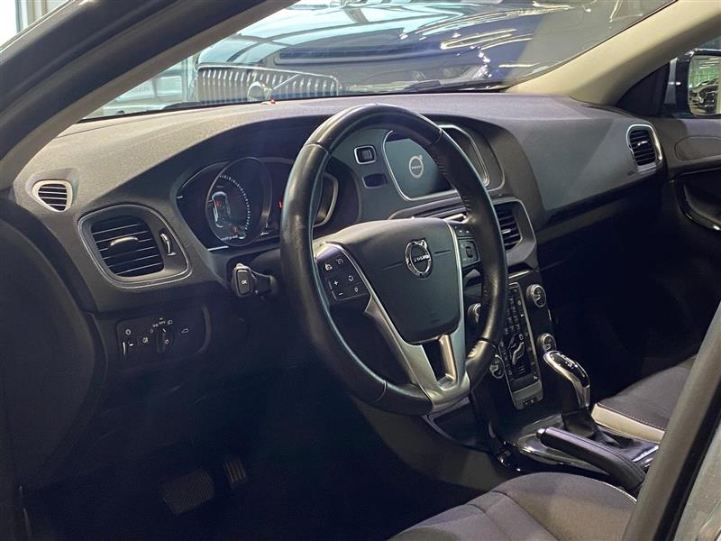 VOLVO V40 2019