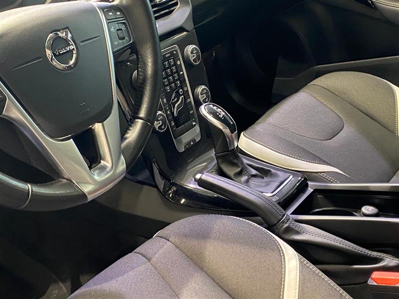 VOLVO V40 2019