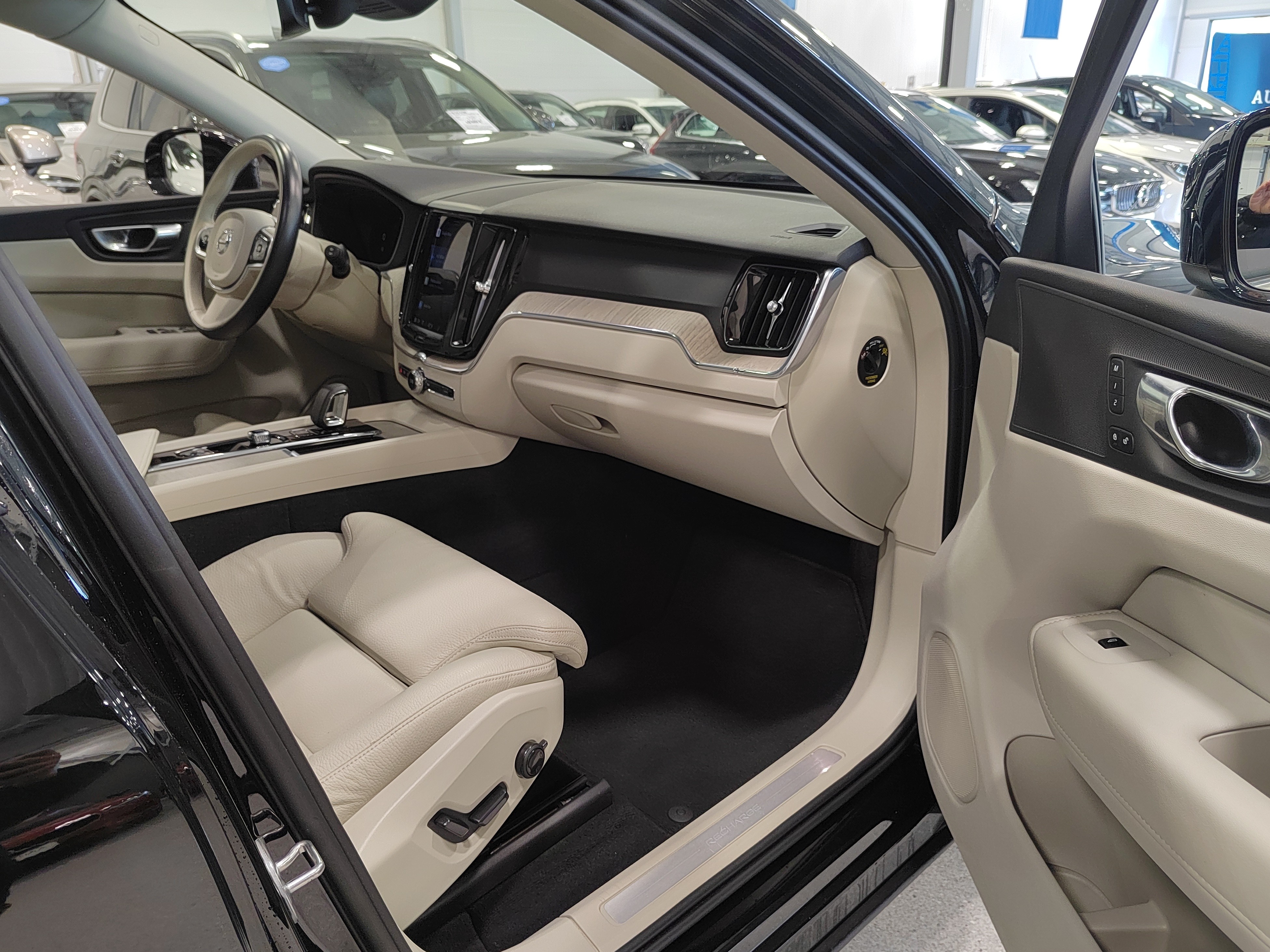 VOLVO XC60 2023