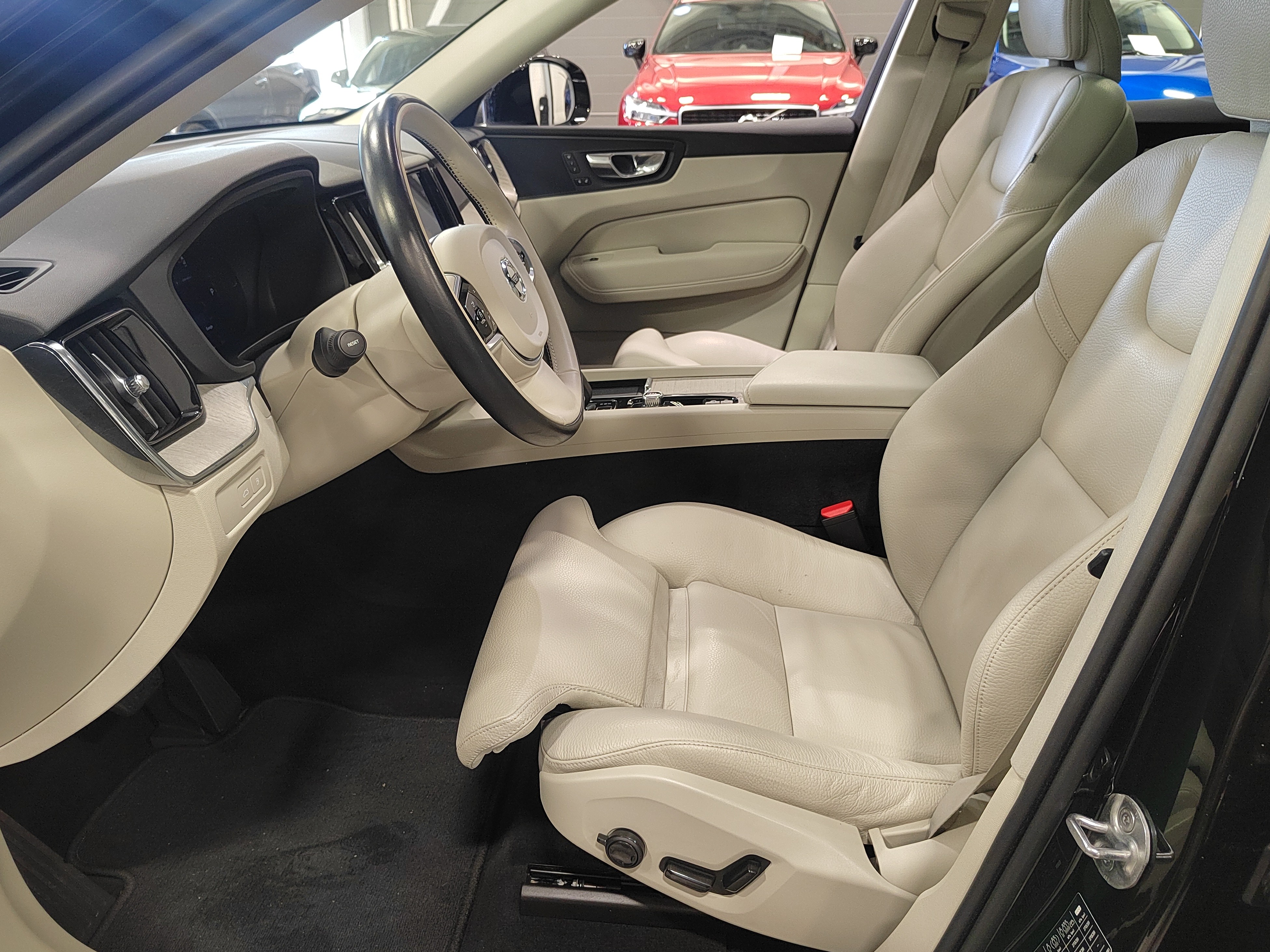 VOLVO XC60 2023